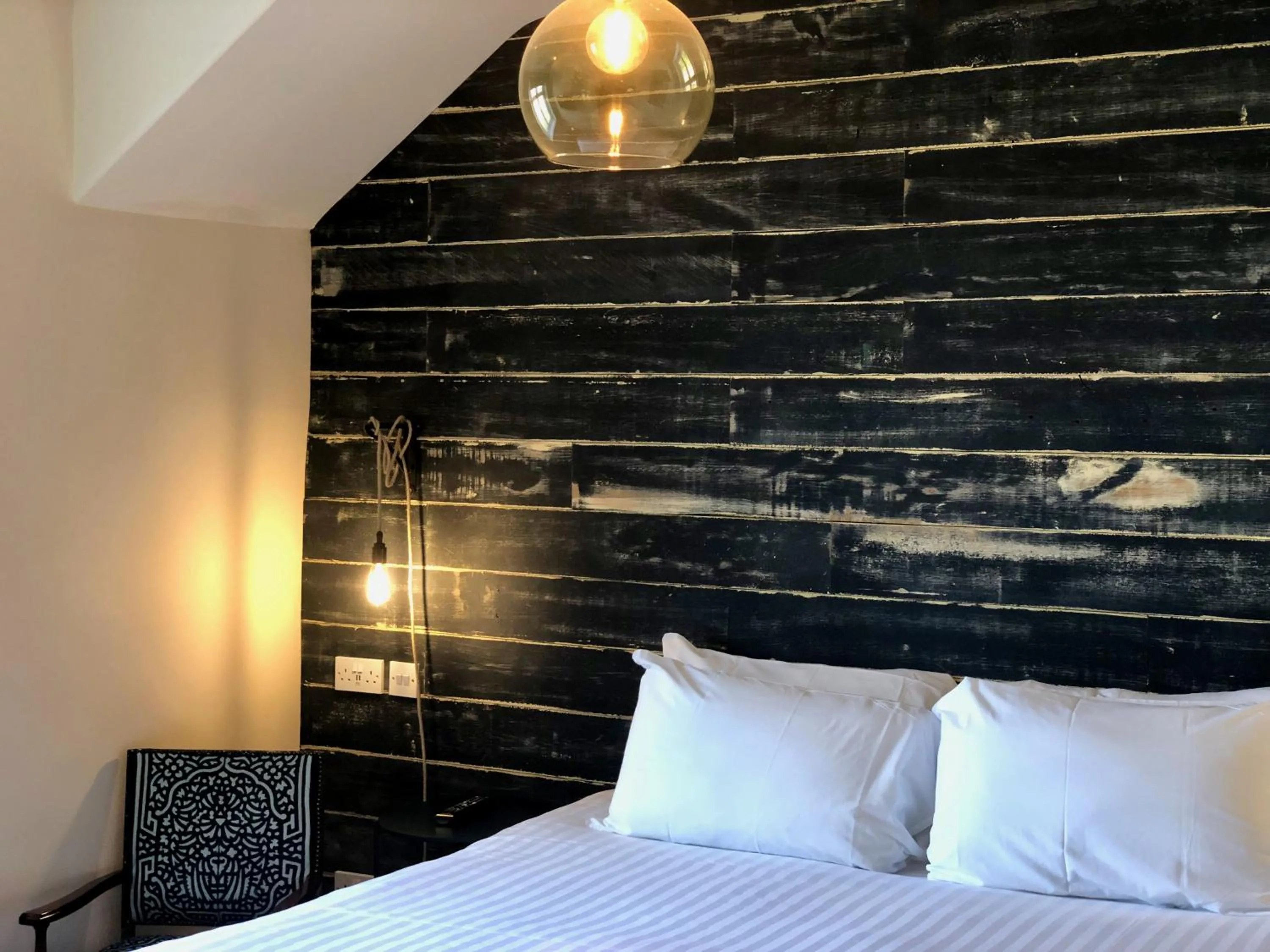 Bed in The Wheatsheaf at Beetham