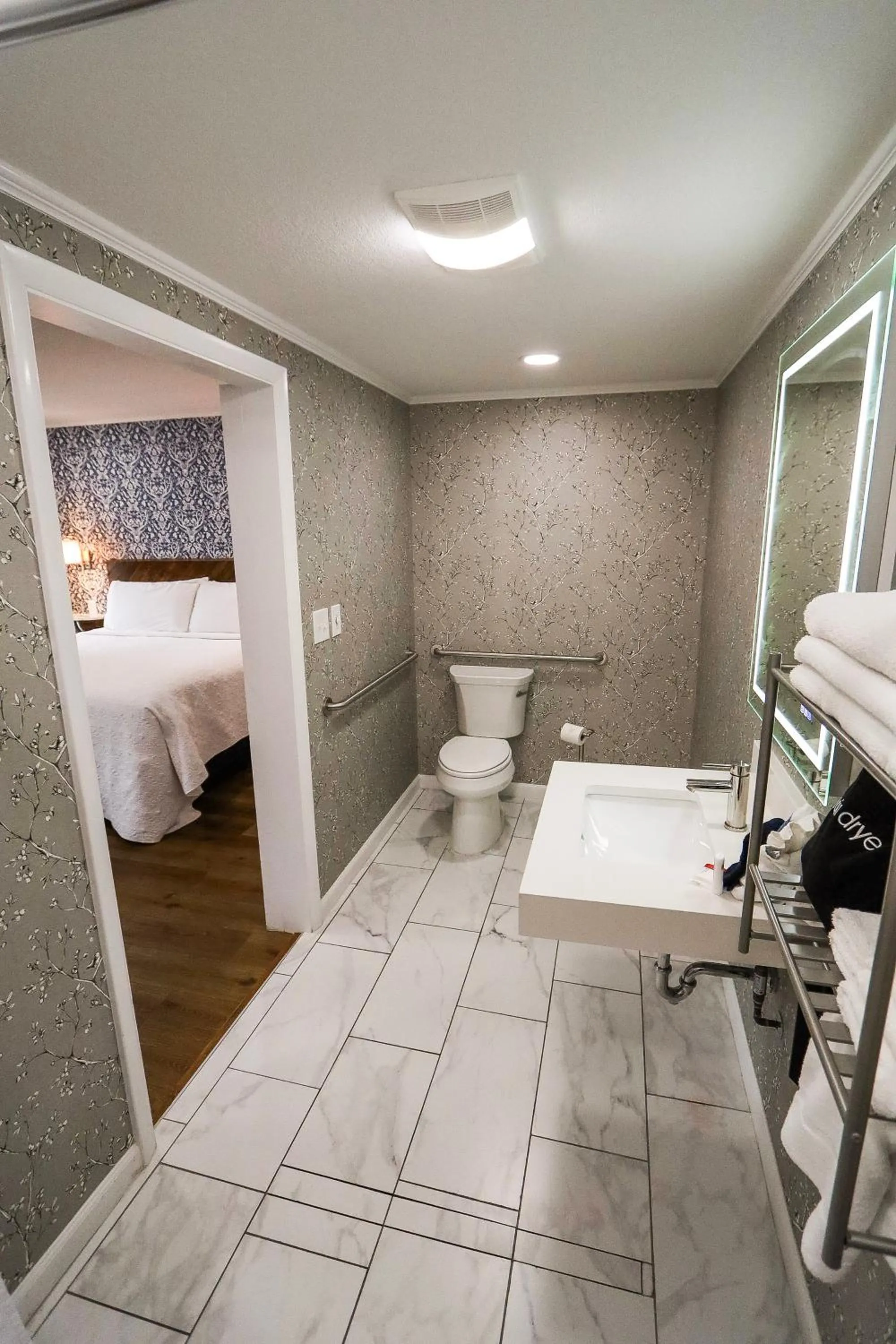 Bathroom, Bed in The Gillette