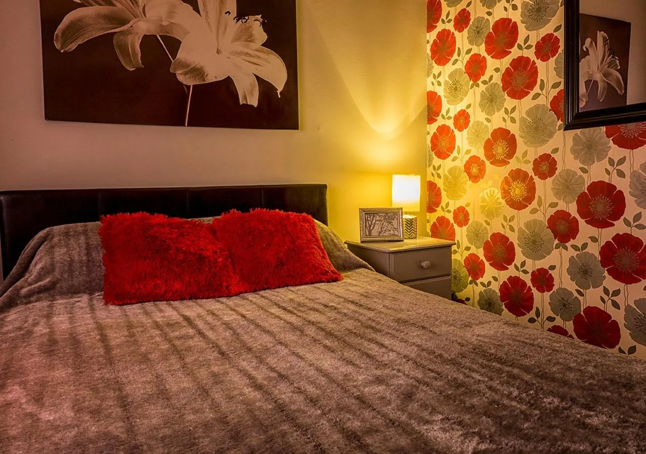 Bedroom, Bed in Silver Tides House