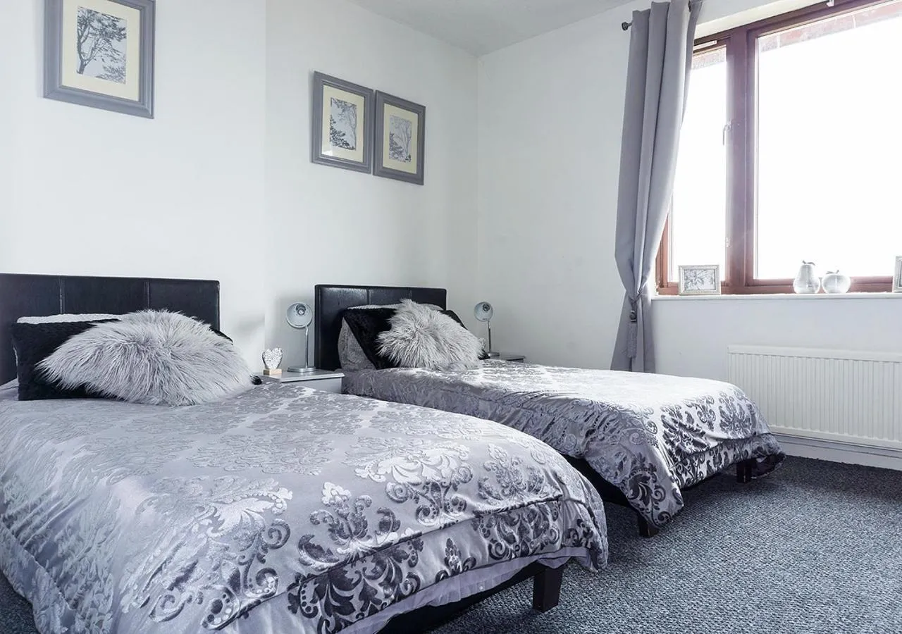 Bedroom, Bed in Silver Tides House