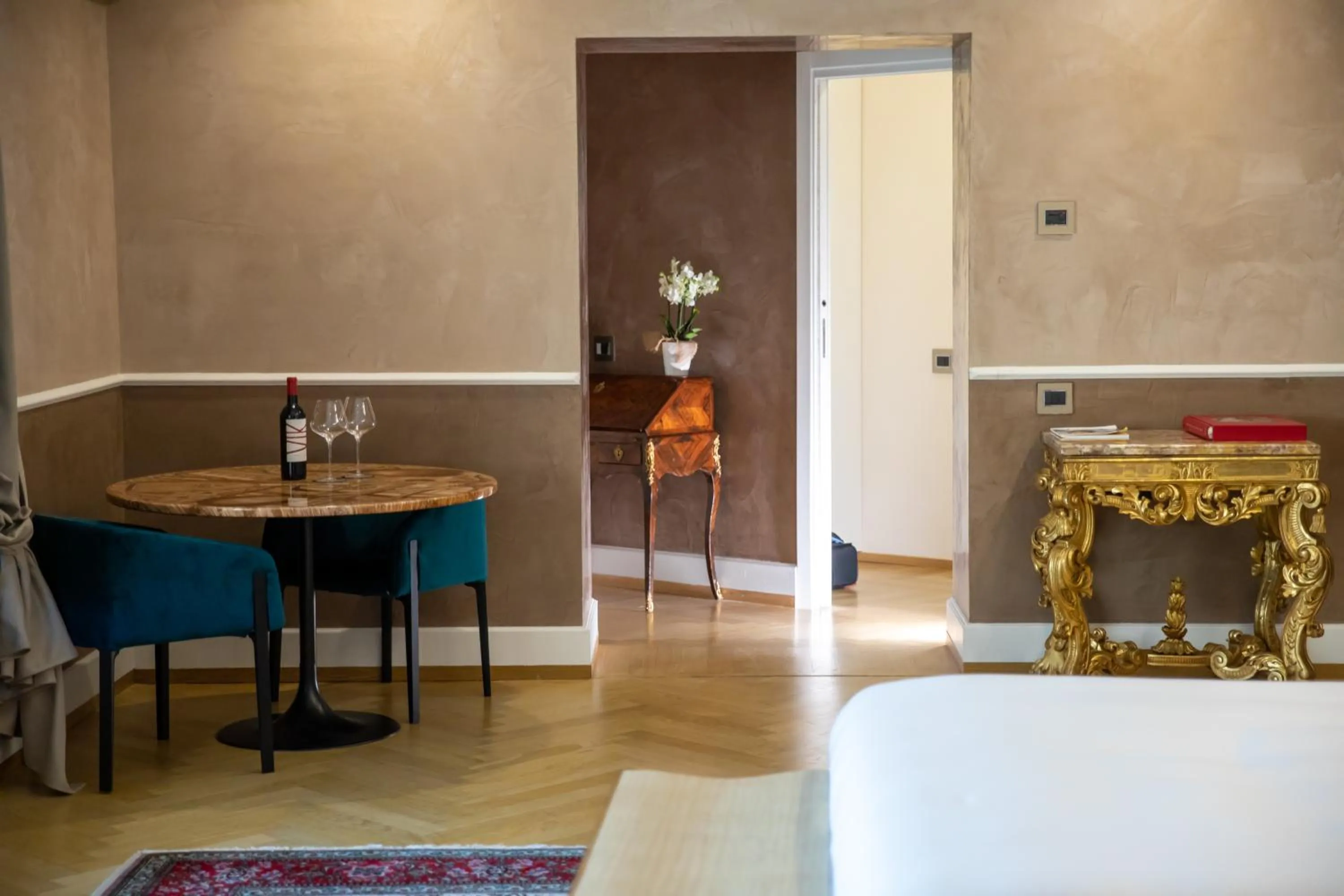 Seating area, Bed in Galleria Vik Milano - Townhouse Galleria - Small Luxury Hotels of the World