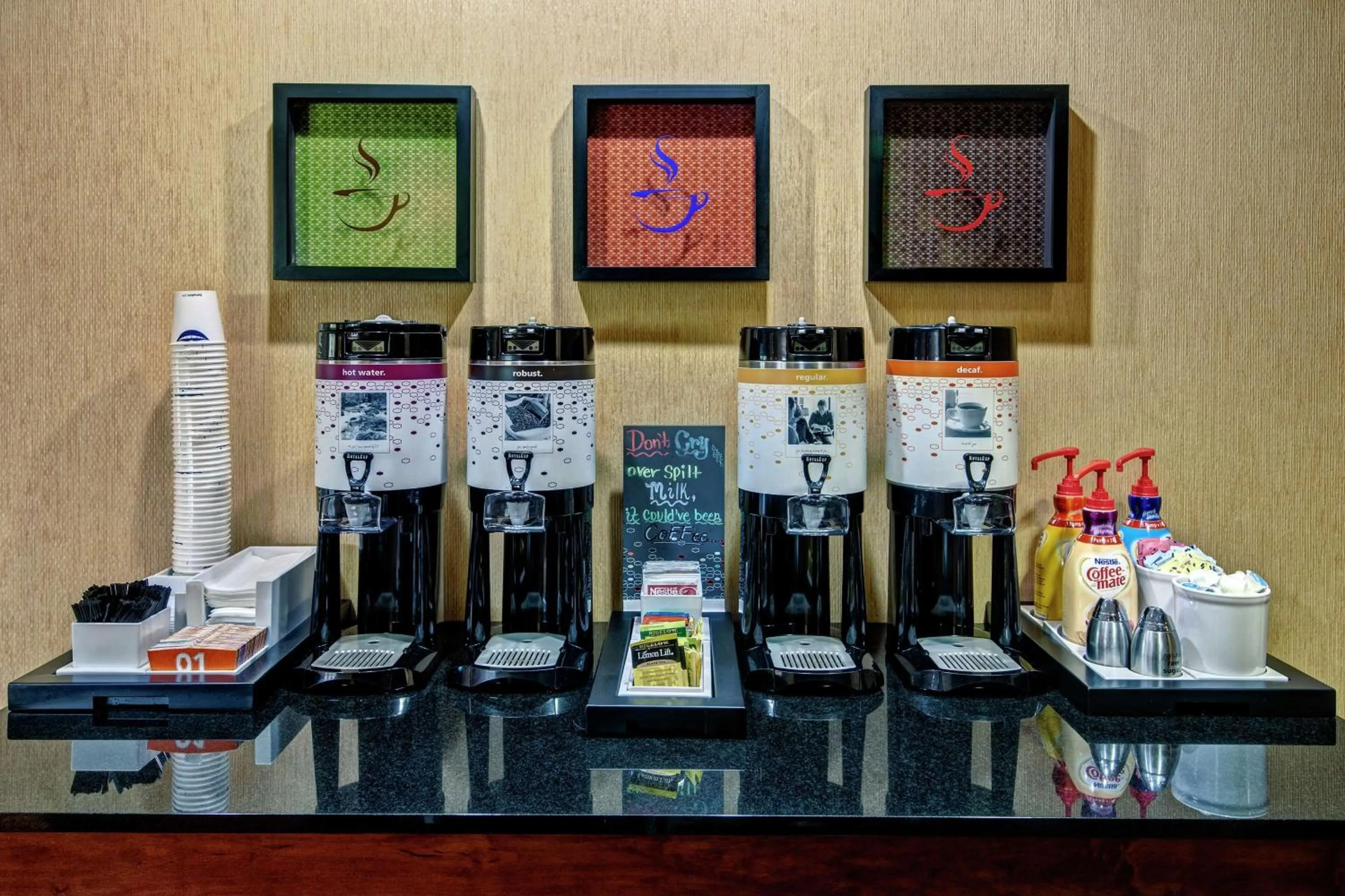 Dining area in Hampton Inn Corinth