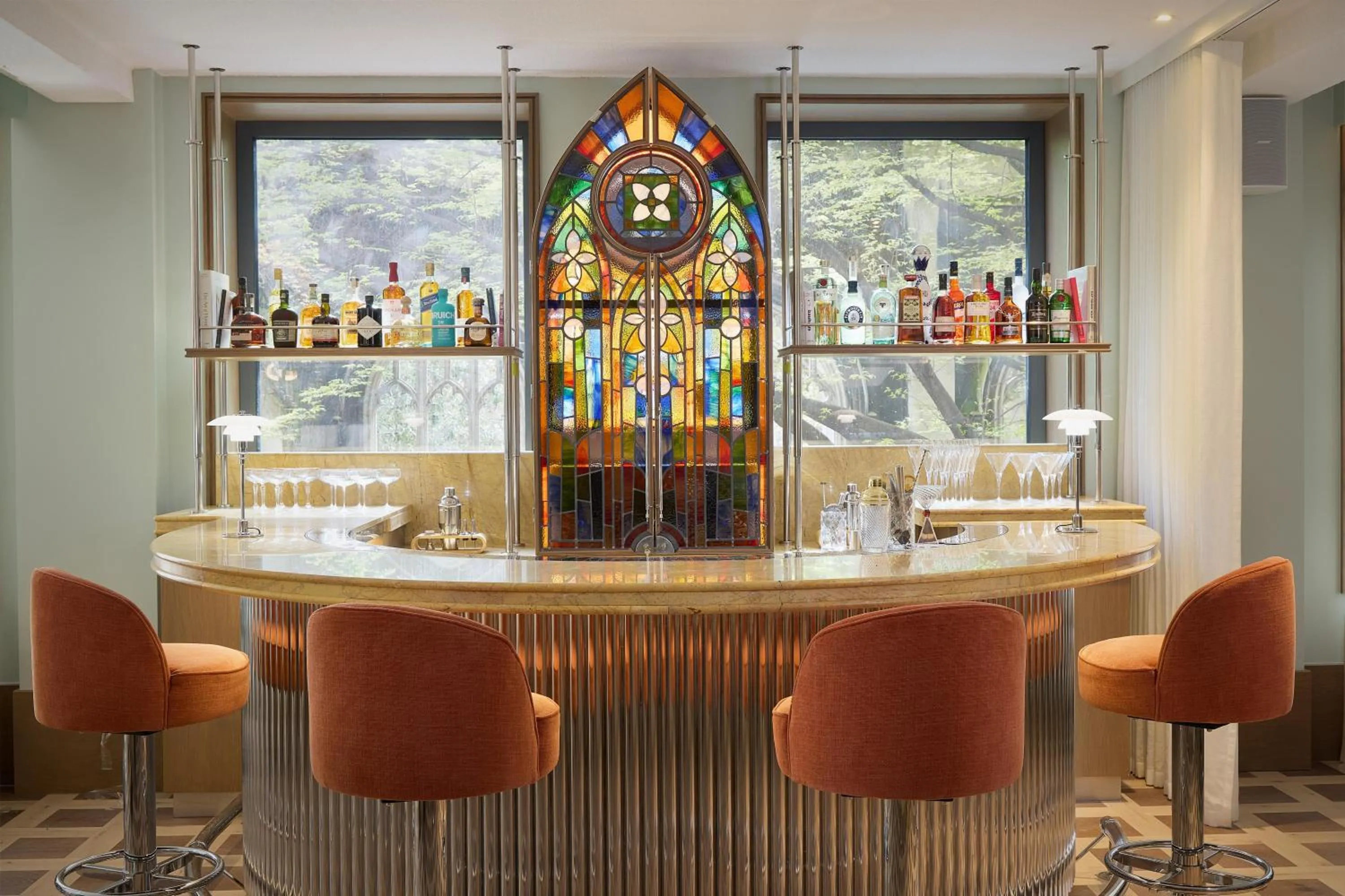Lounge or bar in The Derby London City, Curio Collection By Hilton