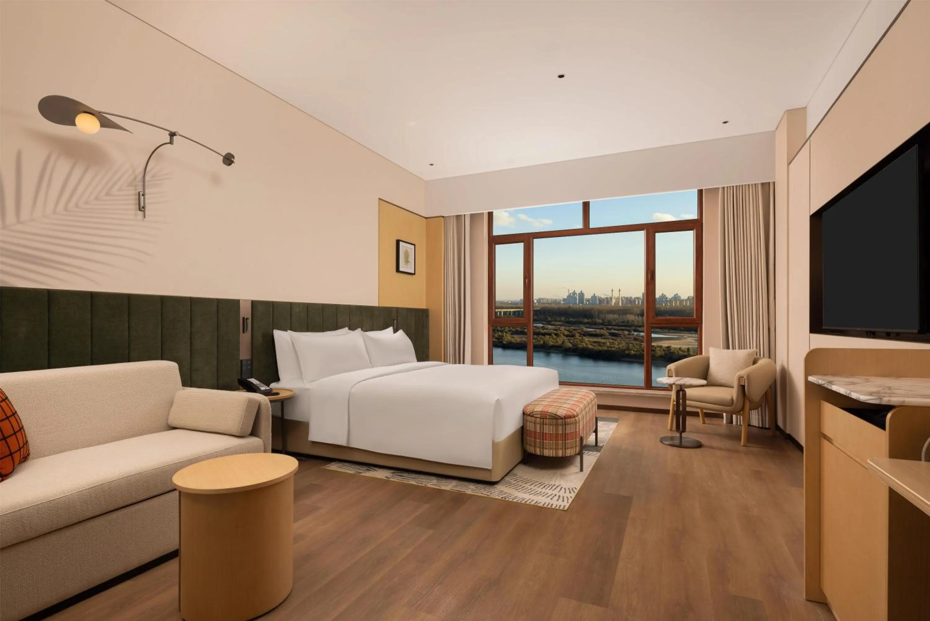 Deluxe King Room with River View in Hilton Garden Inn Songyuan Ningjiang