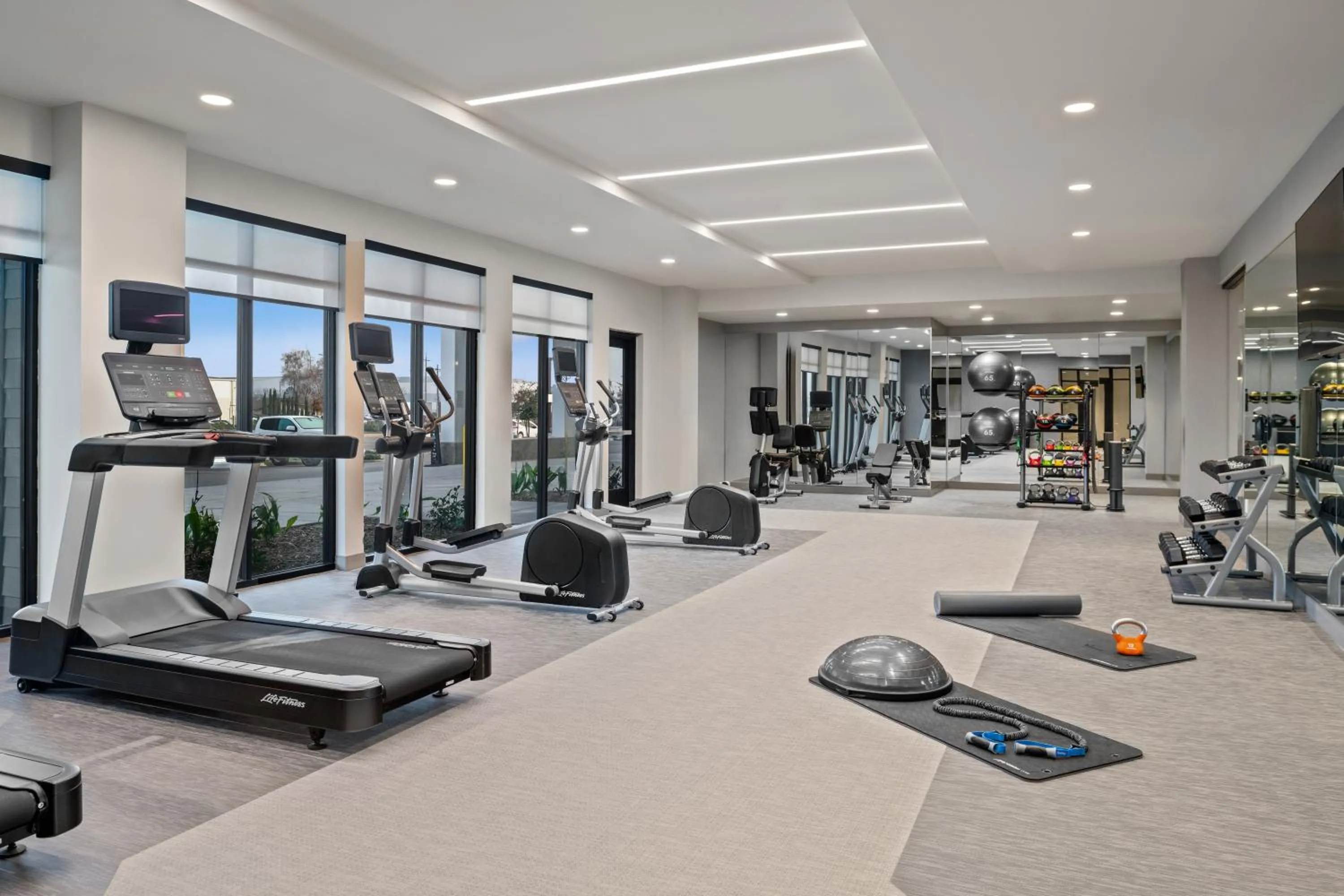 Fitness centre/facilities in Courtyard by Marriott Woodland