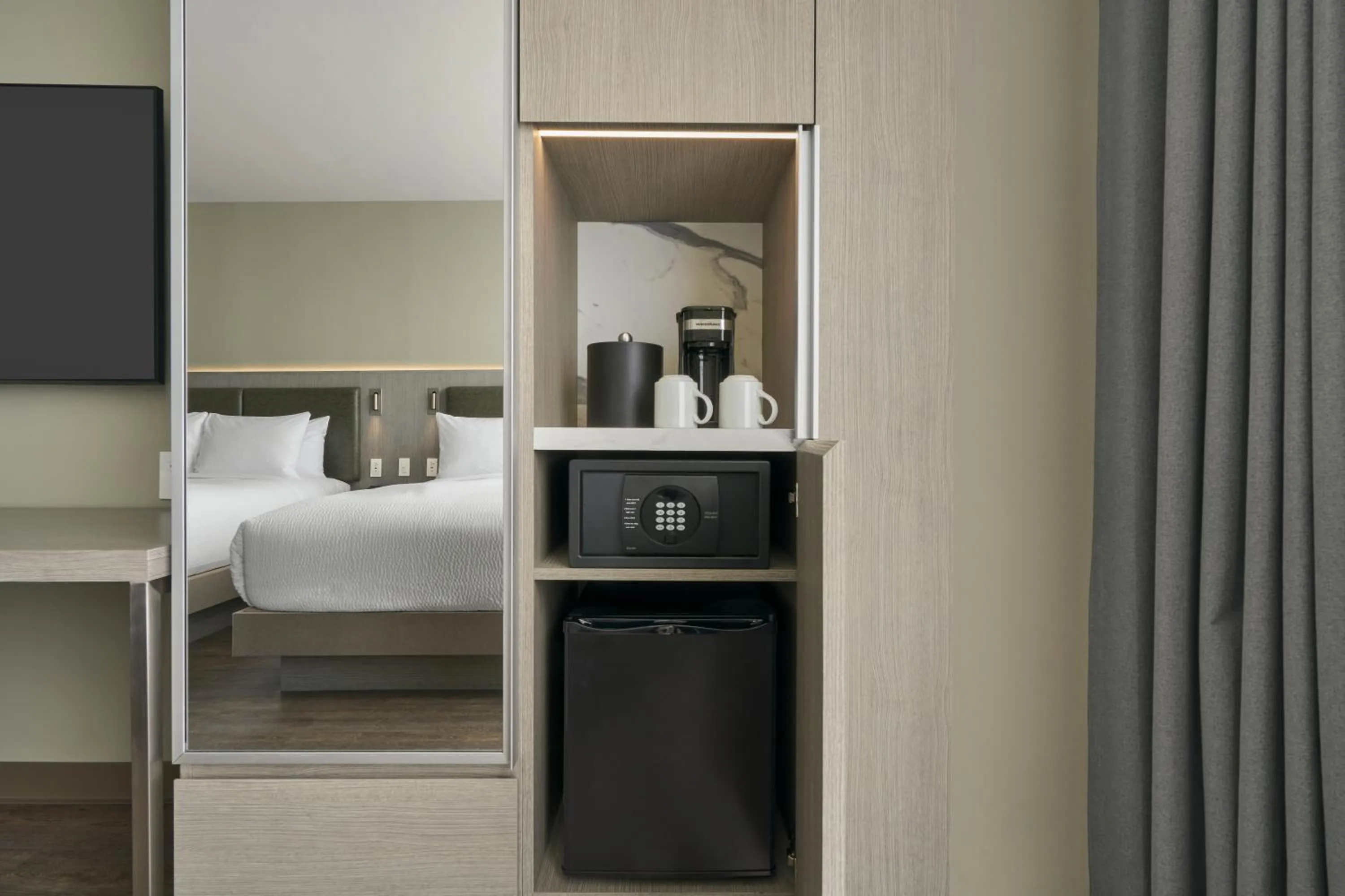 Coffee/tea facilities, Bed in Courtyard by Marriott Quito Airport