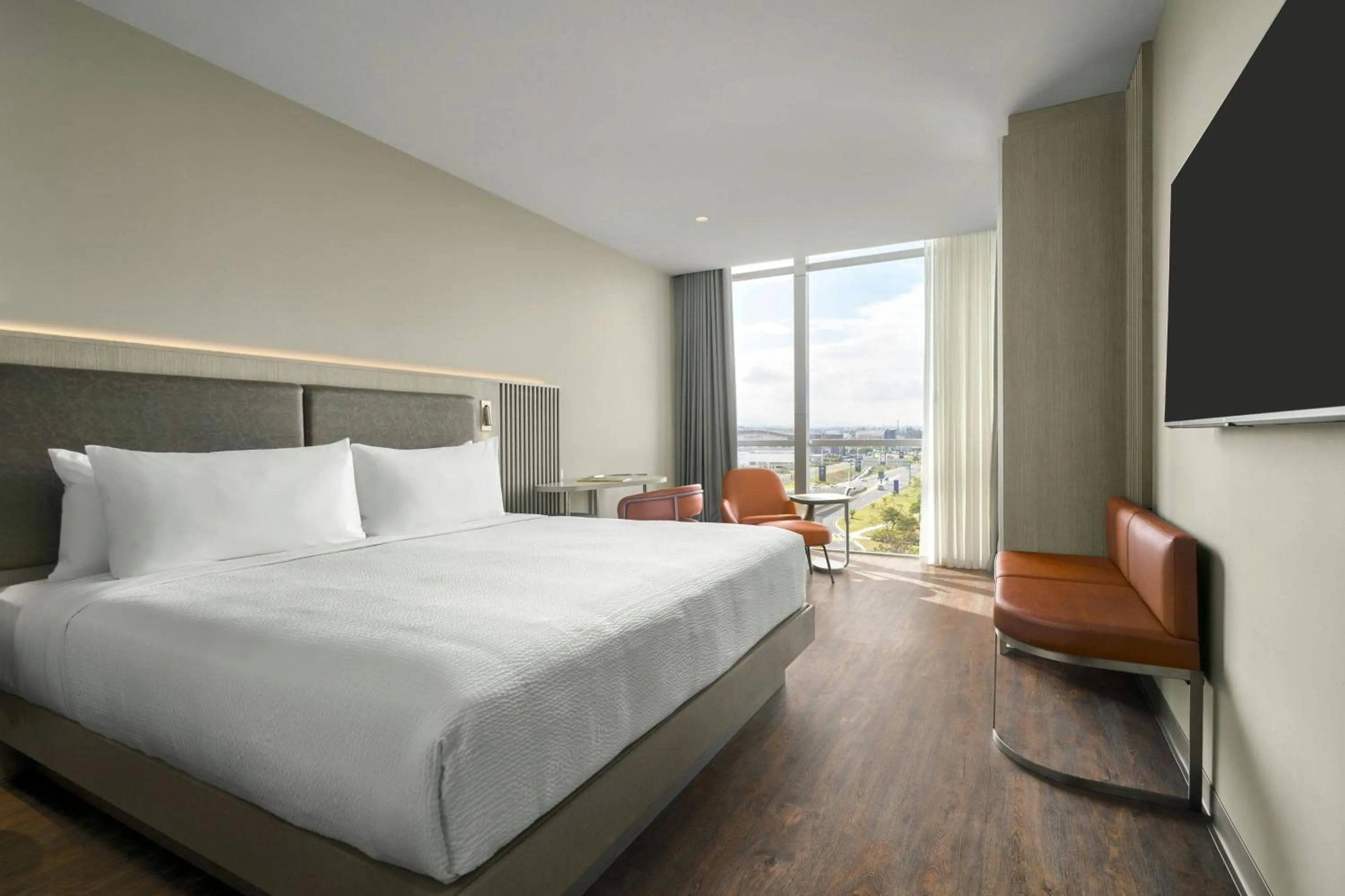 Photo of the whole room, Bed in Courtyard by Marriott Quito Airport