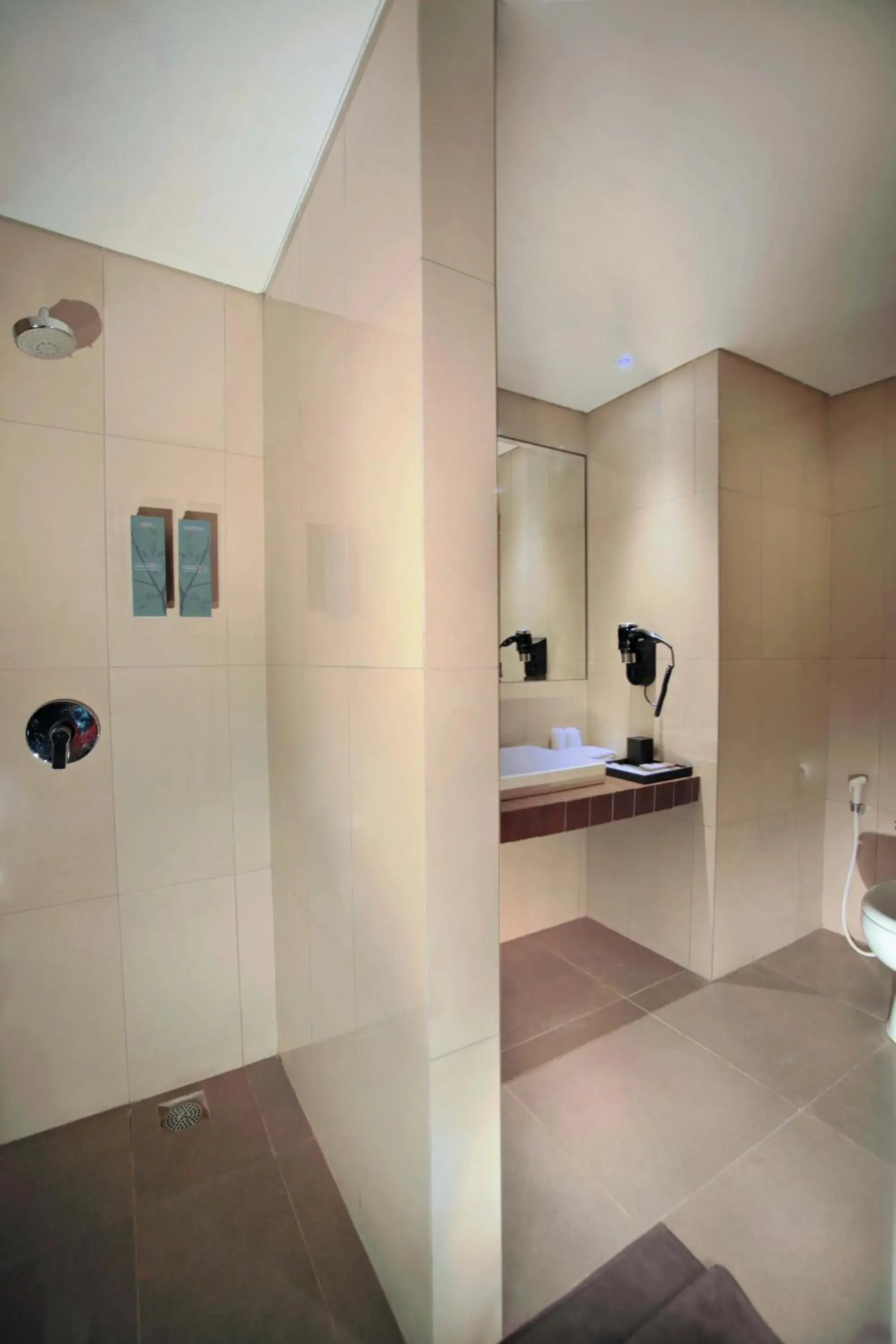 Bathroom in Harper Purwakarta by ASTON Bathroom in Harper Purwakarta by ASTON
