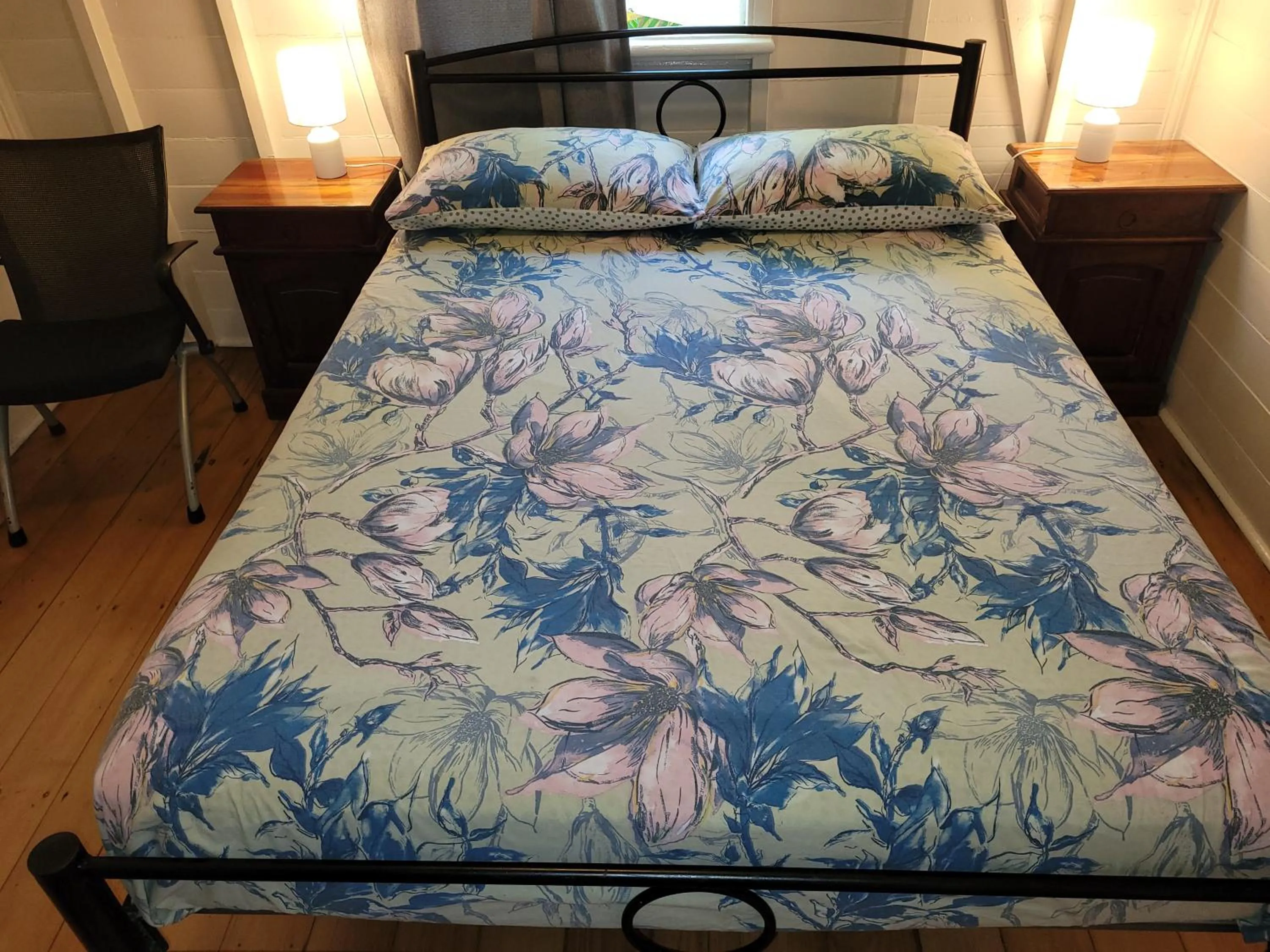 Bedroom, Bed in Travellers Paradise