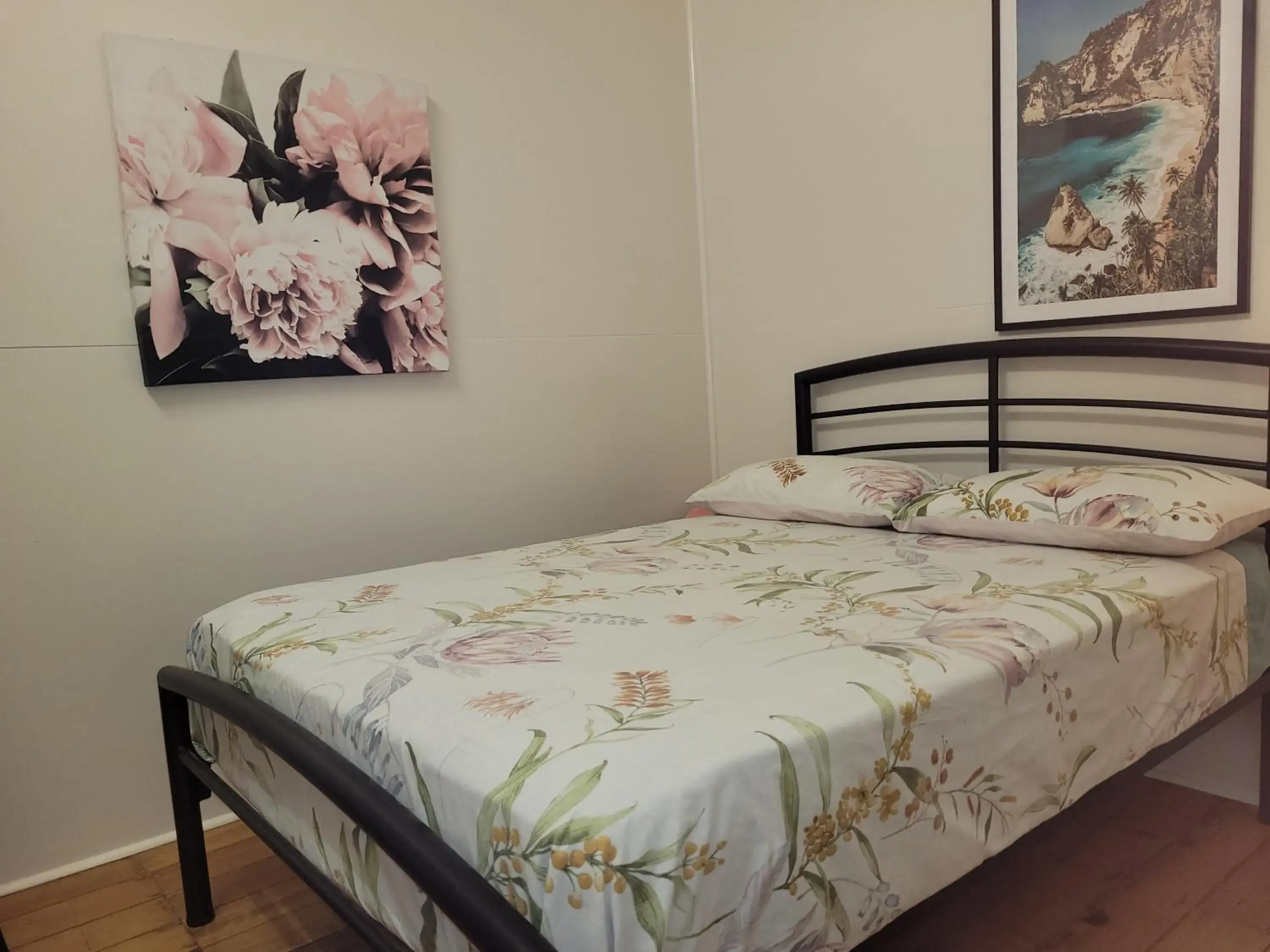 Bedroom, Bed in Travellers Paradise Bedroom, Bed in Travellers Paradise