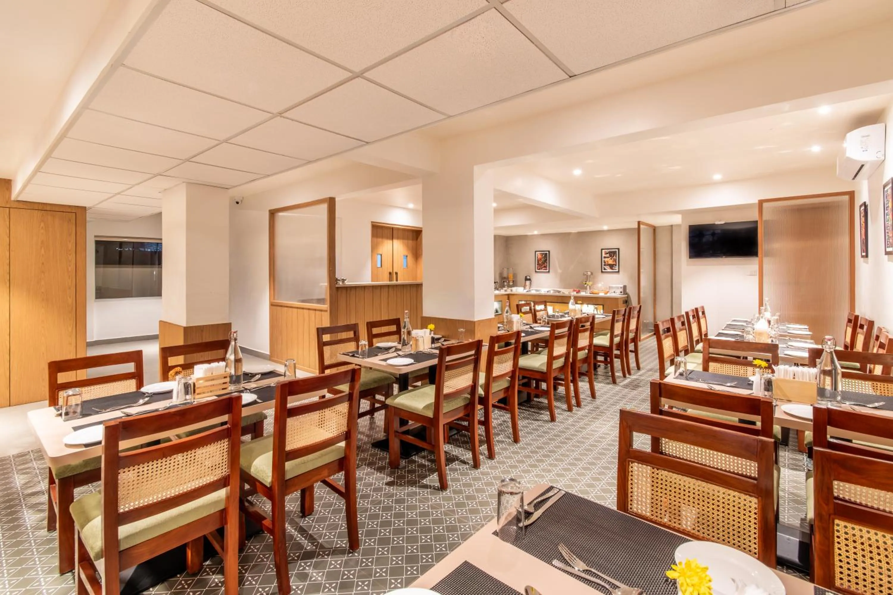 Restaurant/places to eat in Hotel Vaari Vista By Bestinn Leisure