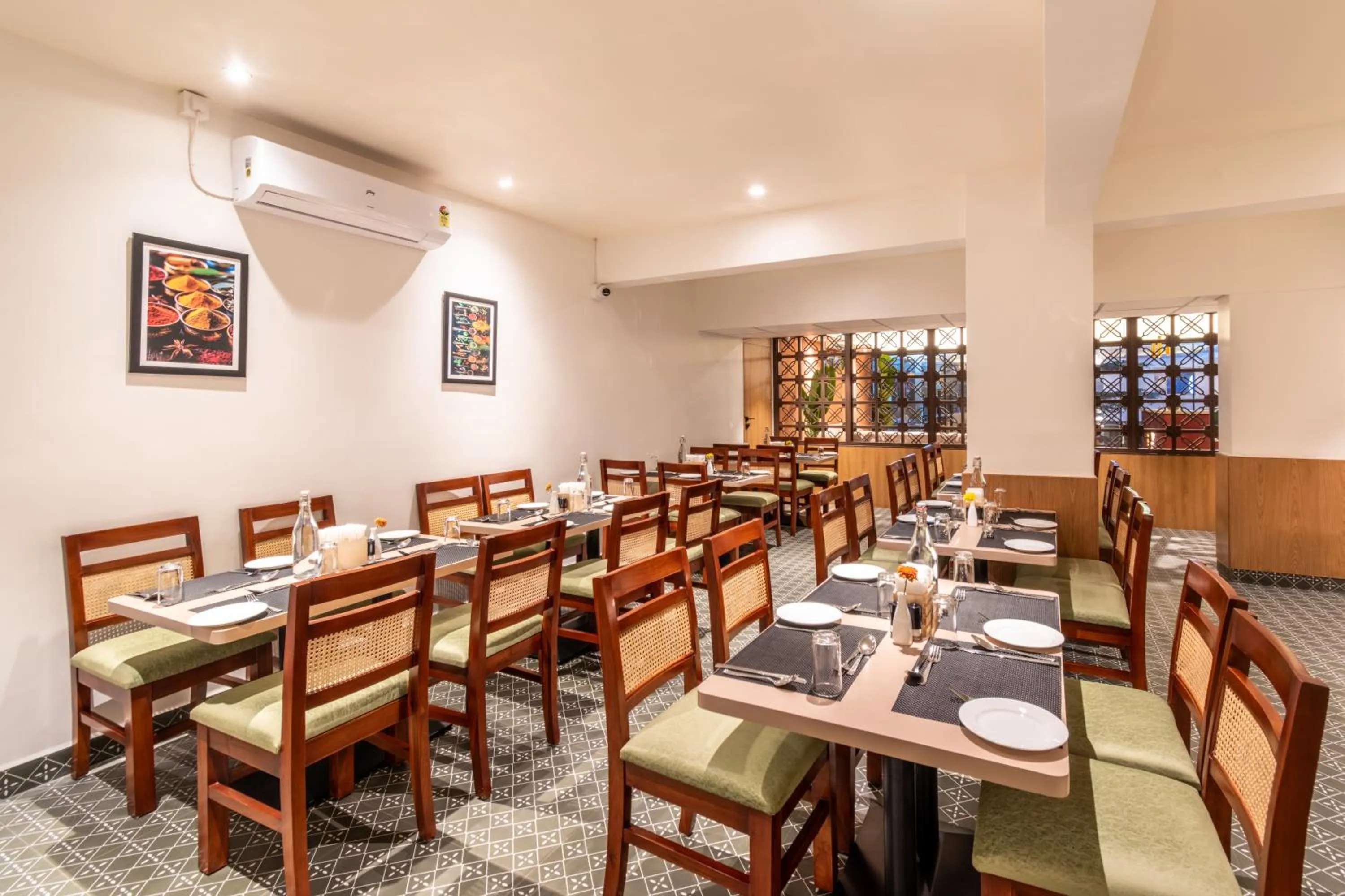 Restaurant/places to eat in Hotel Vaari Vista By Bestinn Leisure