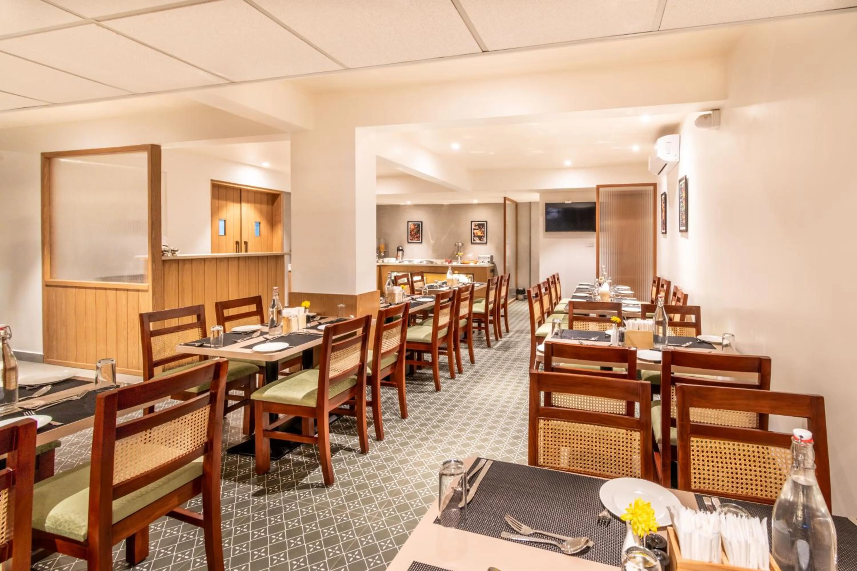 Restaurant/places to eat in Hotel Vaari Vista By Bestinn Leisure