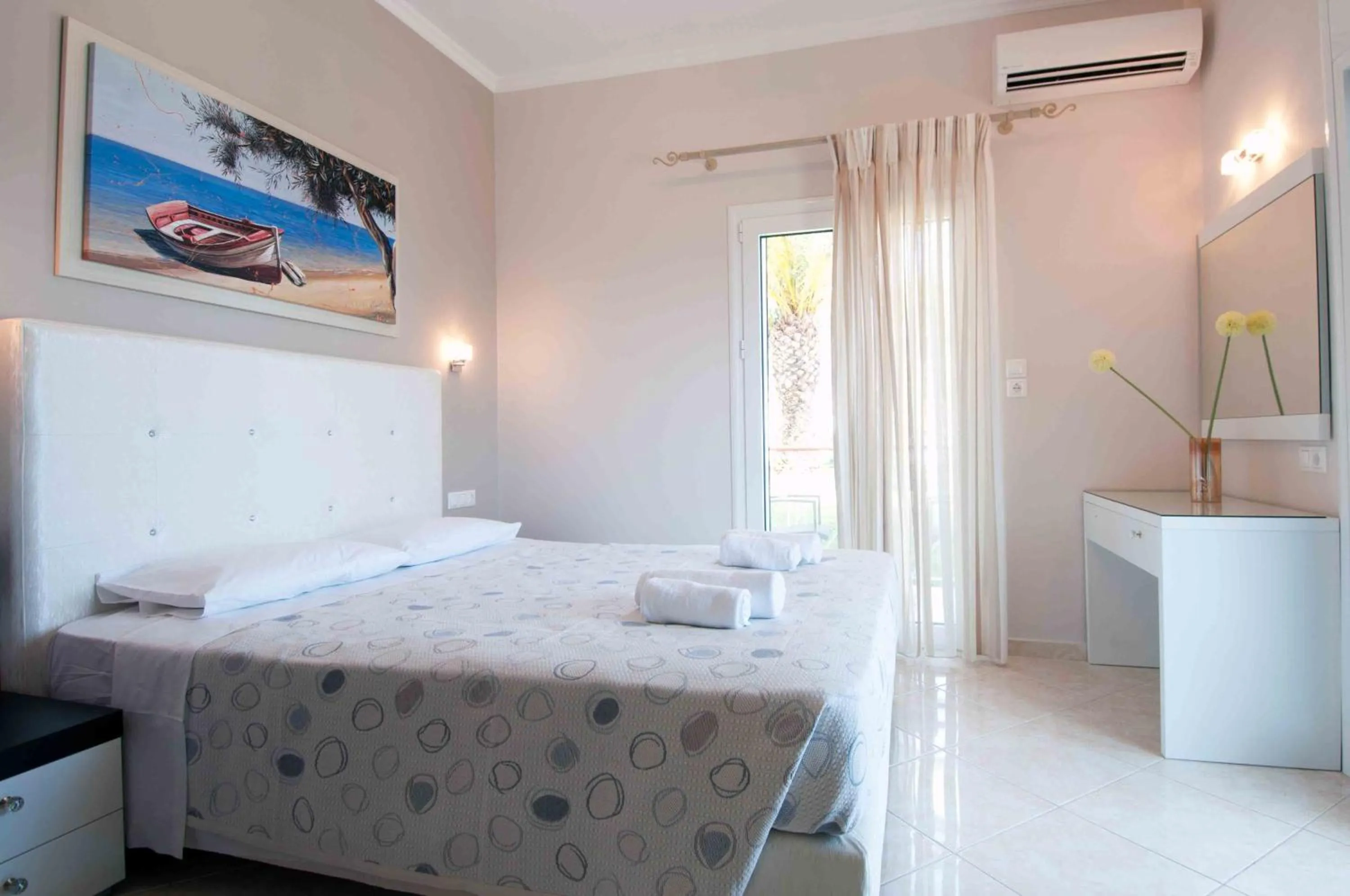 Photo of the whole room, Bed in Brentanos Apartments - A - View of Paradise