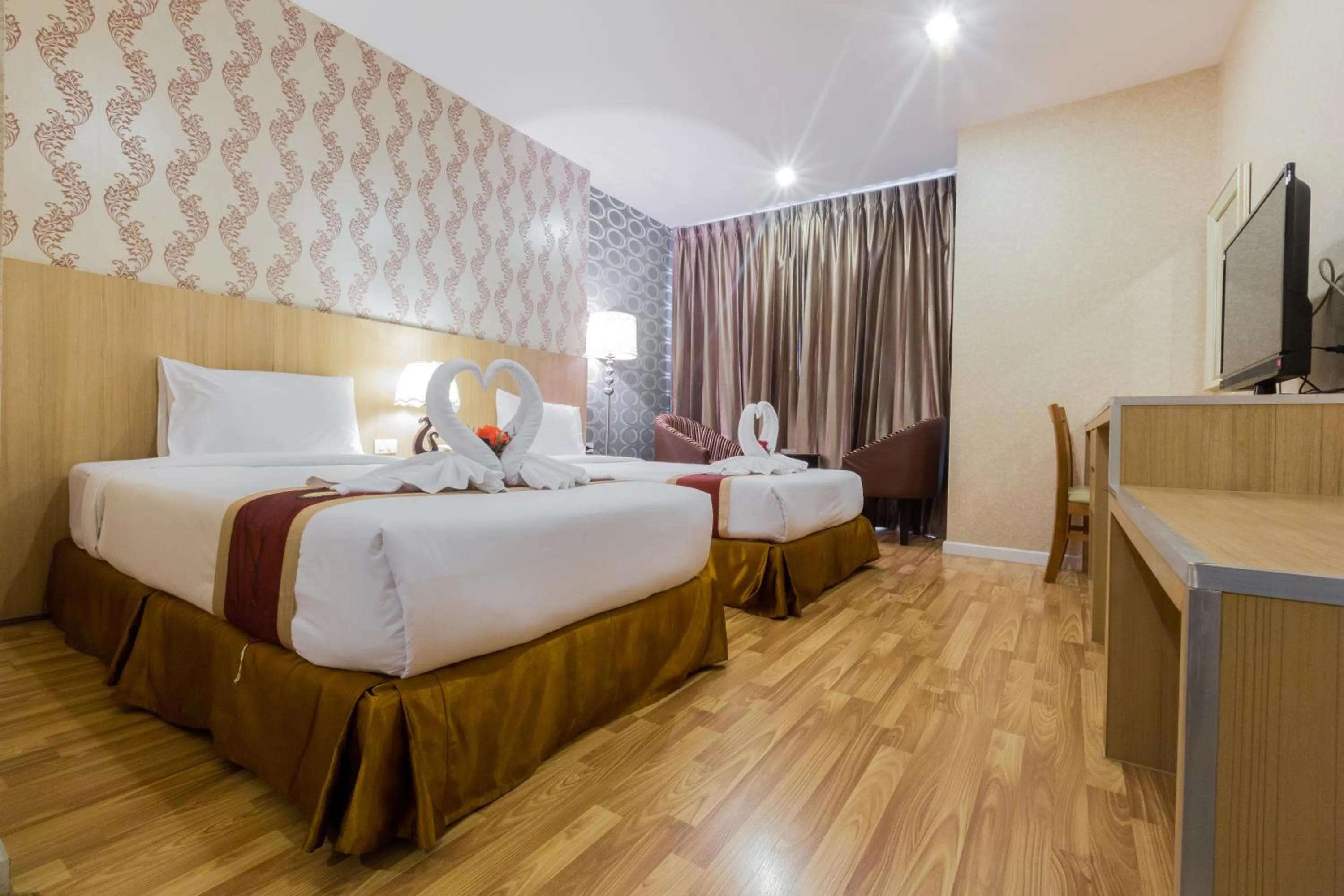 Bed in Three Seasons Bangkok