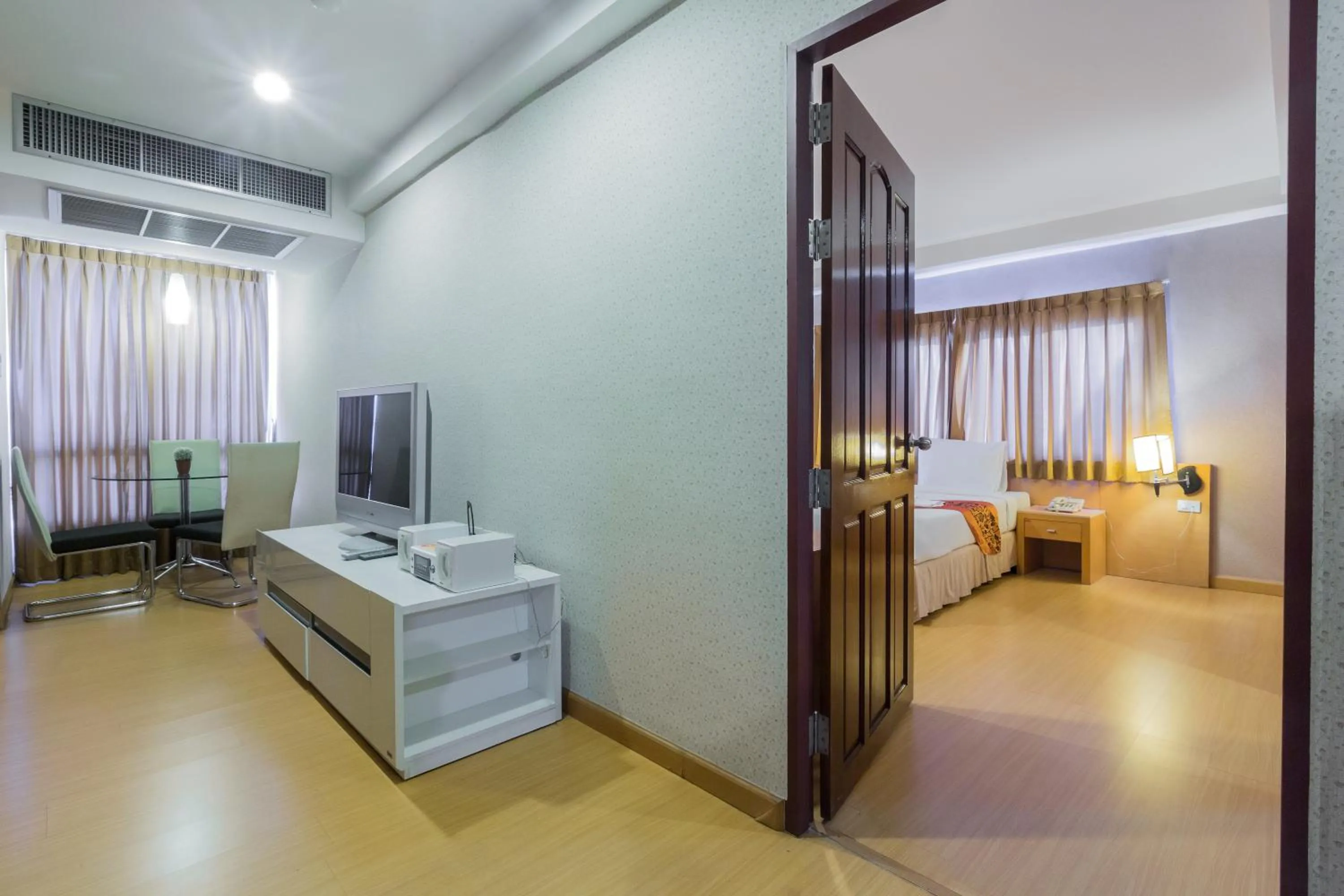 Bed in Three Seasons Bangkok