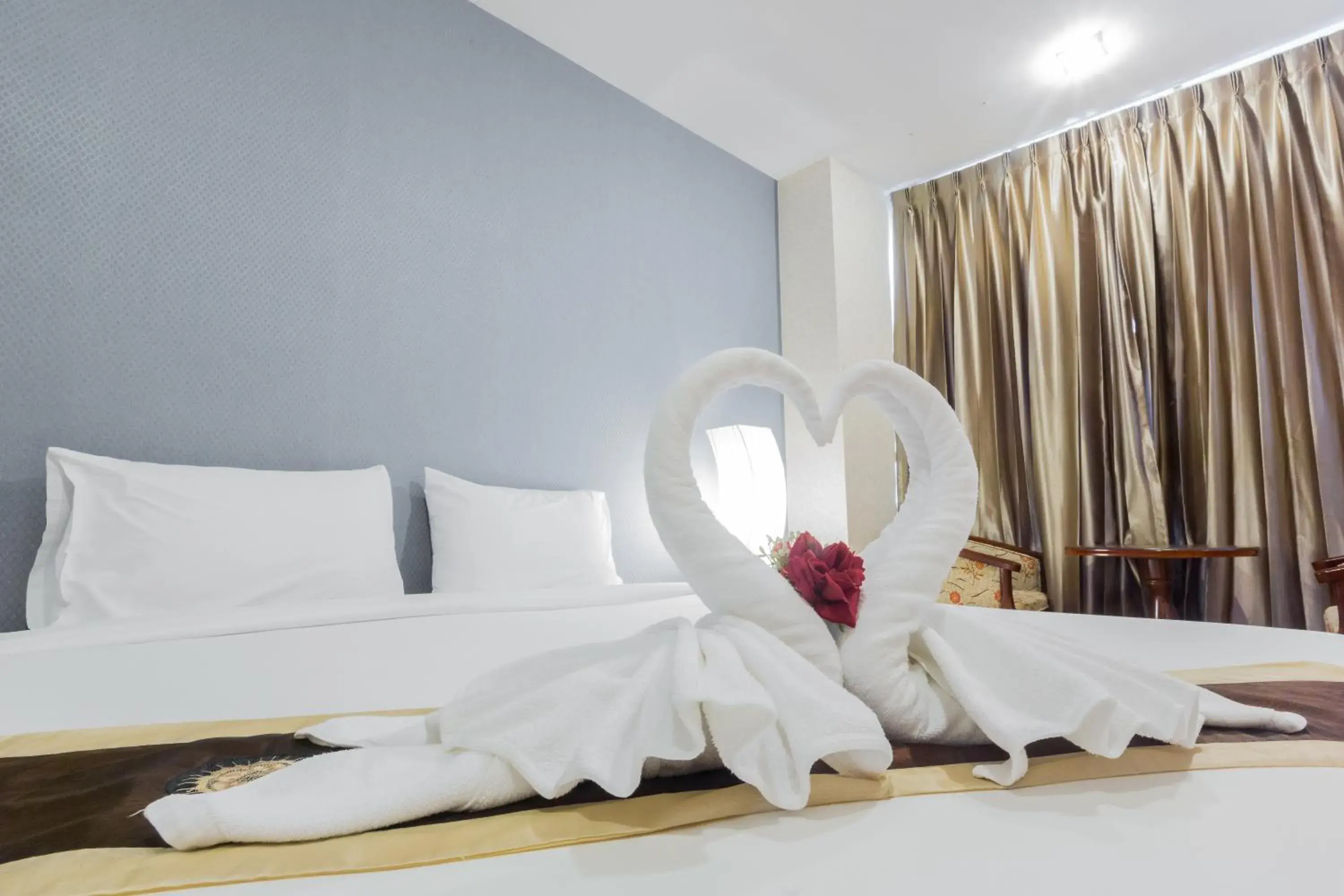 Large Double or Twin Room in Three Seasons Bangkok Large Double or Twin Room in Three Seasons Bangkok