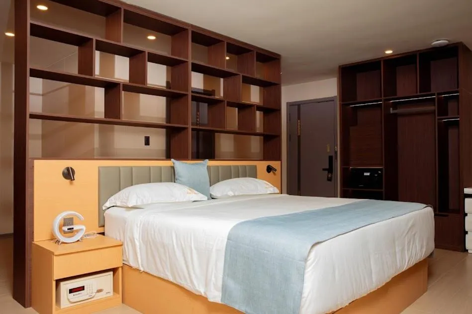 Deluxe King Room in Plaza Court Hotel