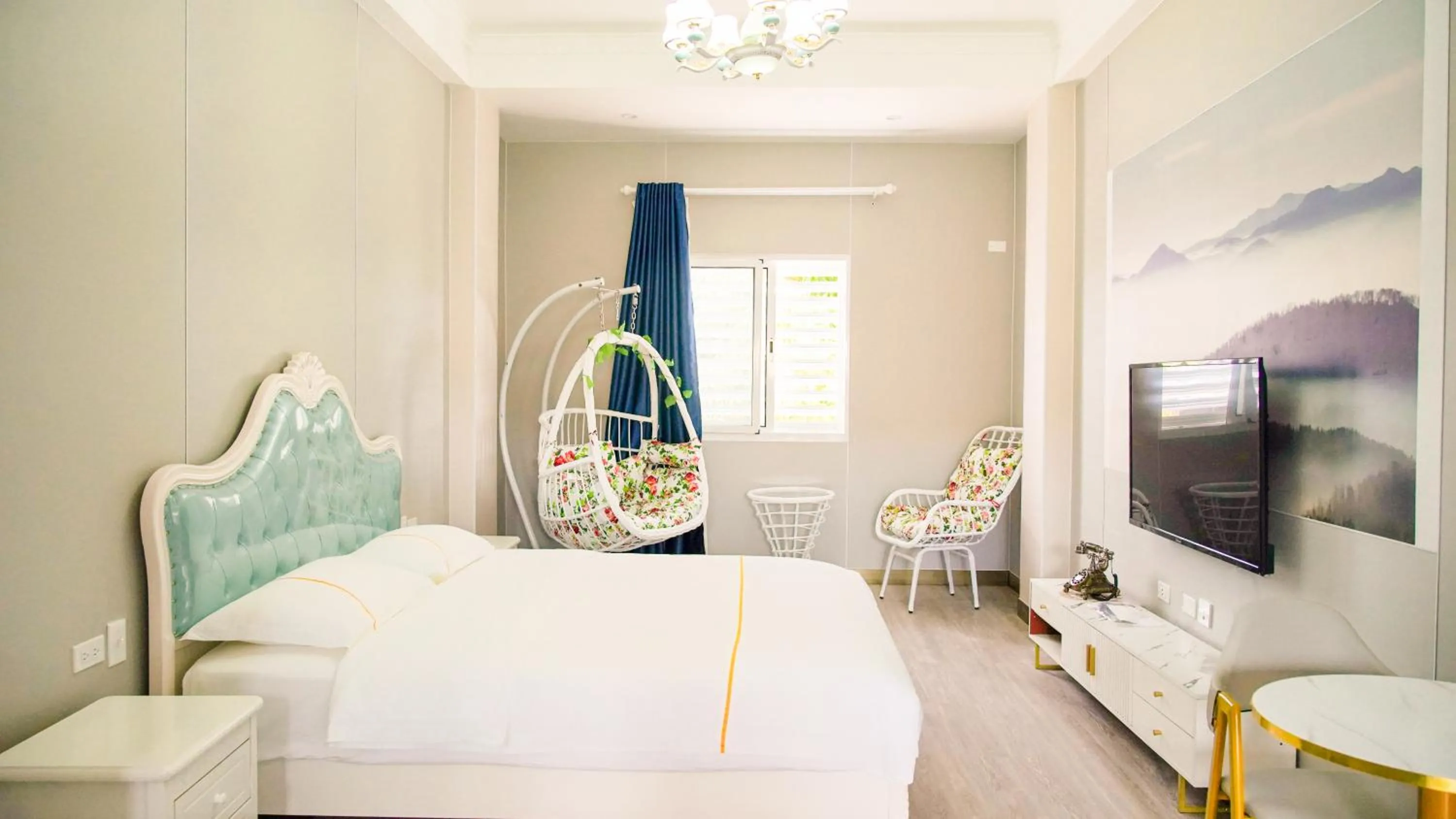 Studio Apartment with Queen Bed - single occupancy in snowwhite castle hotel