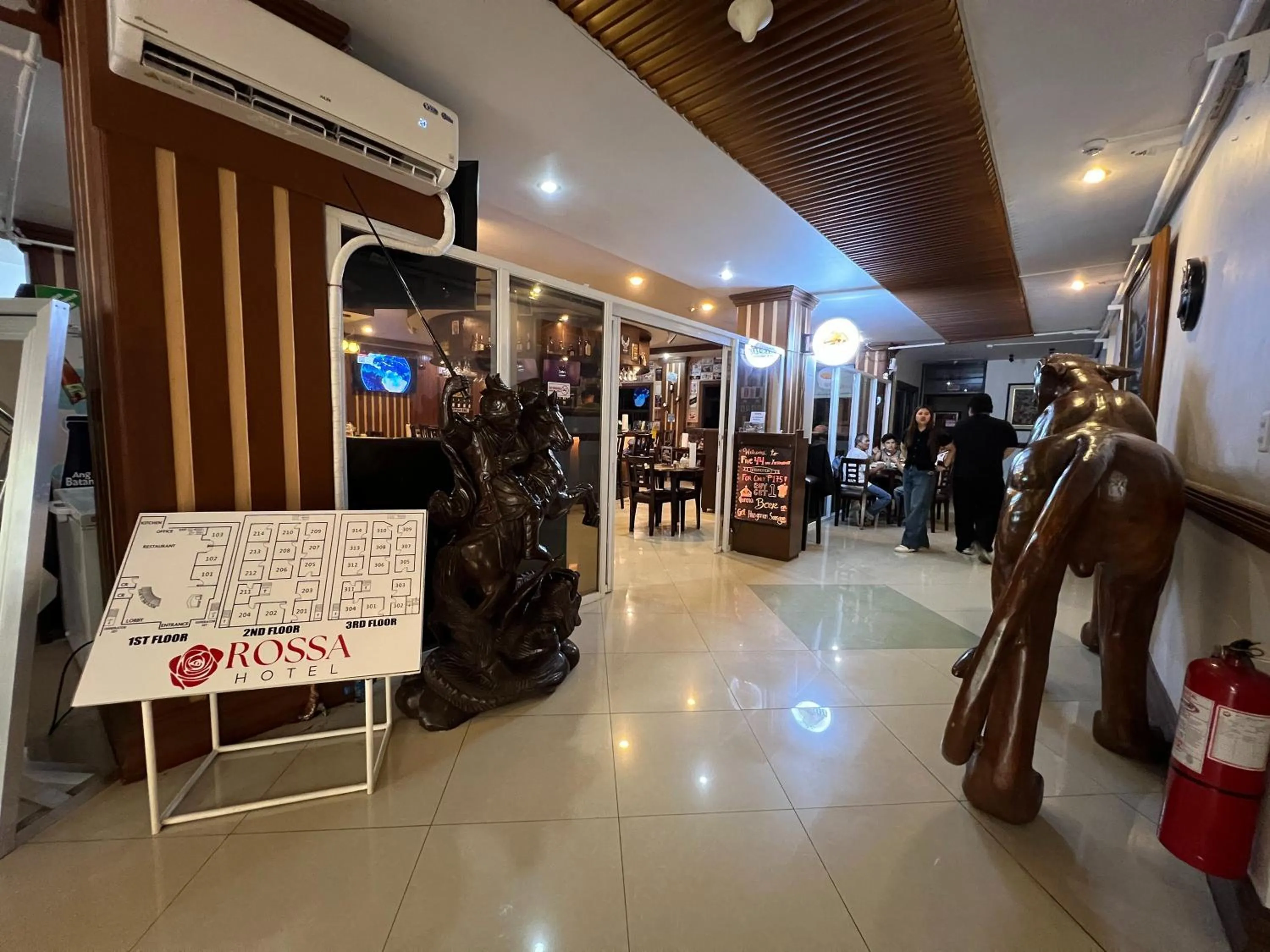 Restaurant/places to eat in Rossa Hotel