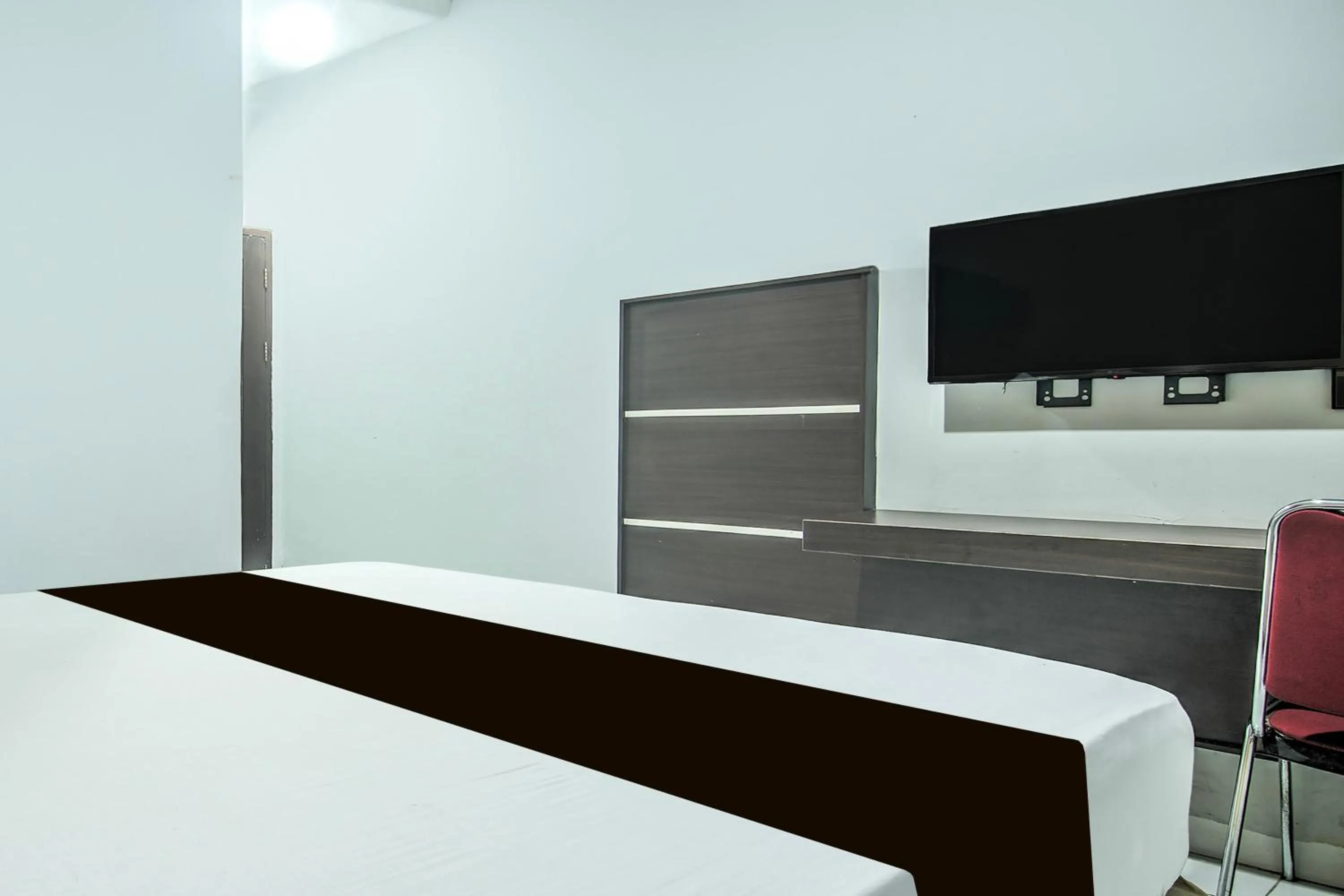 Bedroom, Bed in Hotel O Makassar near Mall Panakukang formerly Hotel Lucky Inn Makassar