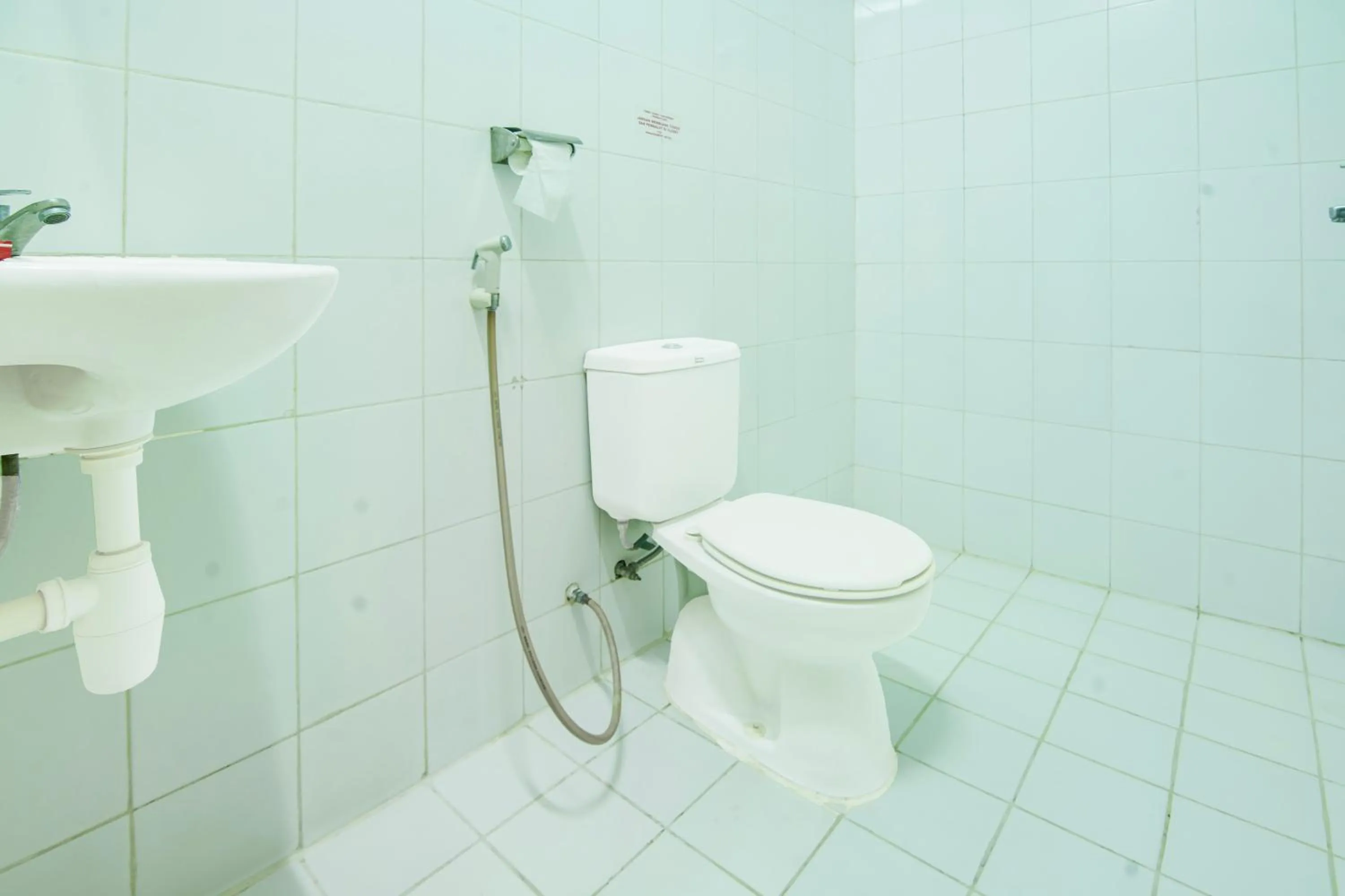 Bathroom in Hotel O Makassar near Pantai Losari formerly Hotel Tiara Sari