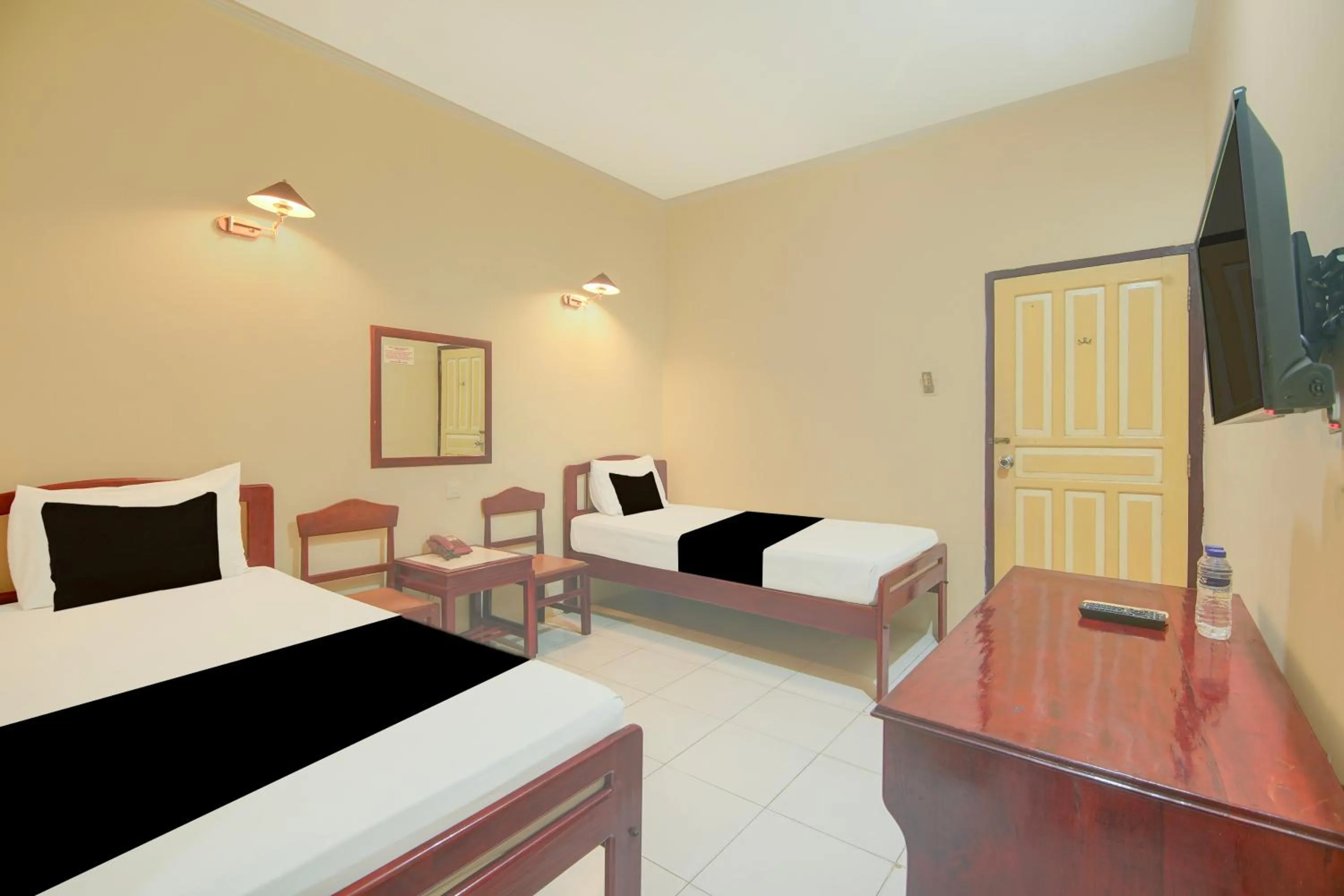 Bedroom, Bed in Hotel O Makassar near Pantai Losari formerly Hotel Tiara Sari