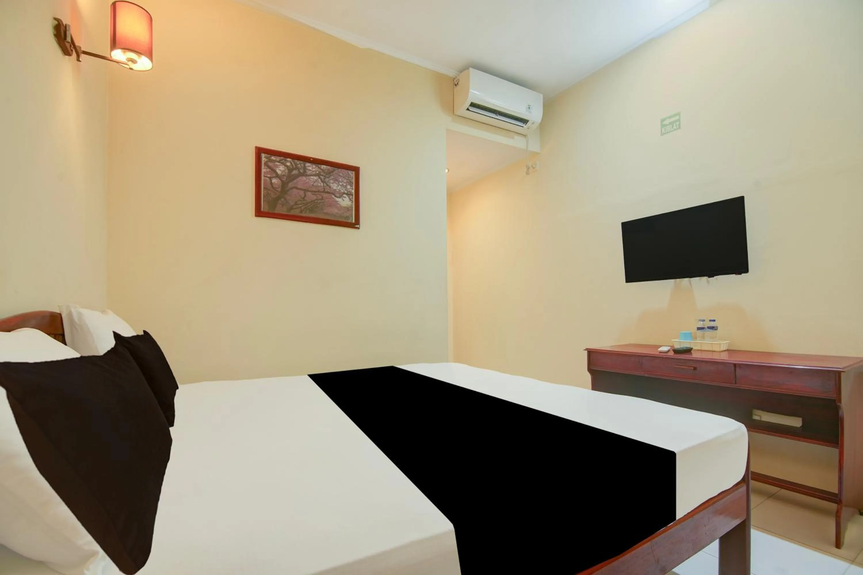 Bedroom, Bed in Hotel O Makassar near Pantai Losari formerly Hotel Tiara Sari