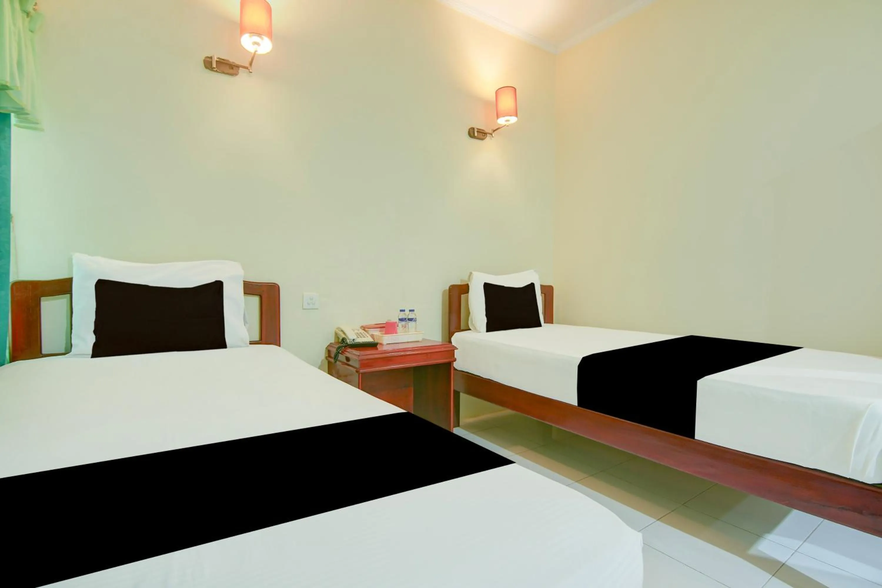 Bedroom, Bed in Hotel O Makassar near Pantai Losari formerly Hotel Tiara Sari