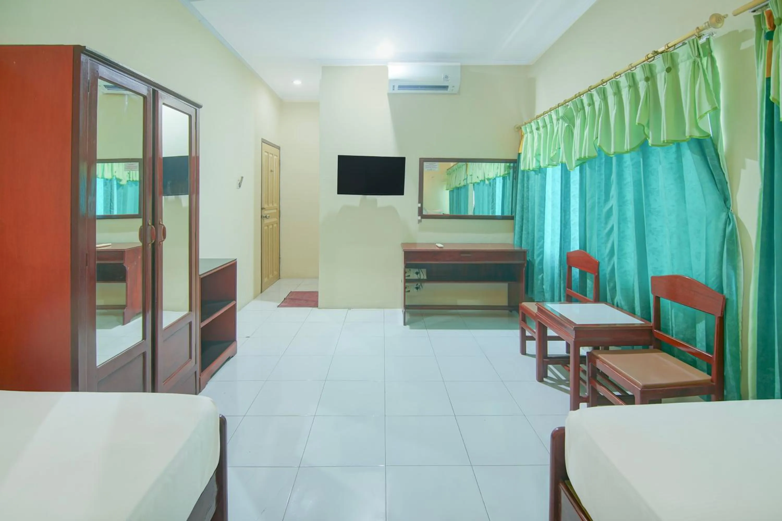 Bedroom, Bed in Hotel O Makassar near Pantai Losari formerly Hotel Tiara Sari