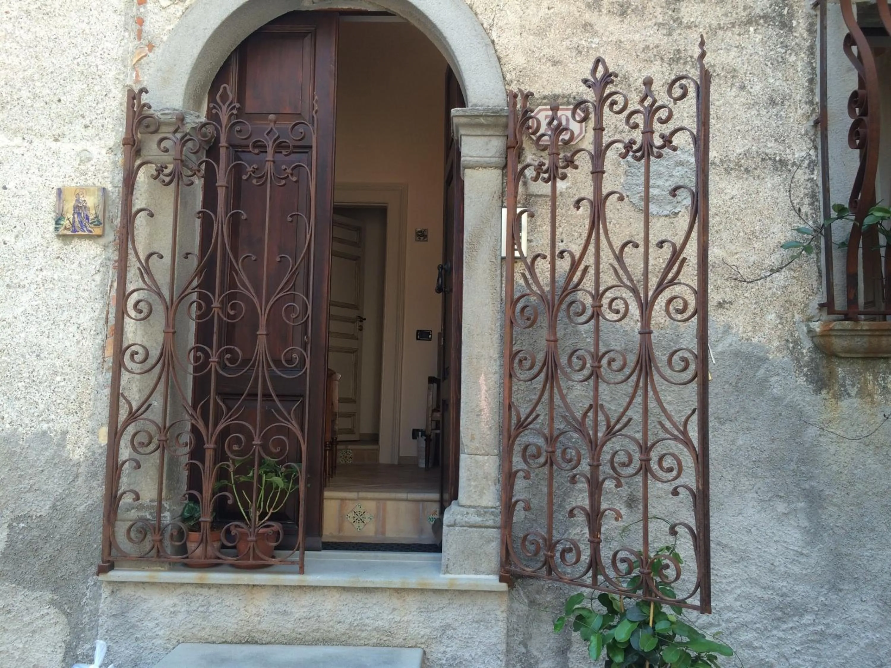 Facade/entrance in Palazzo Cutrufelli