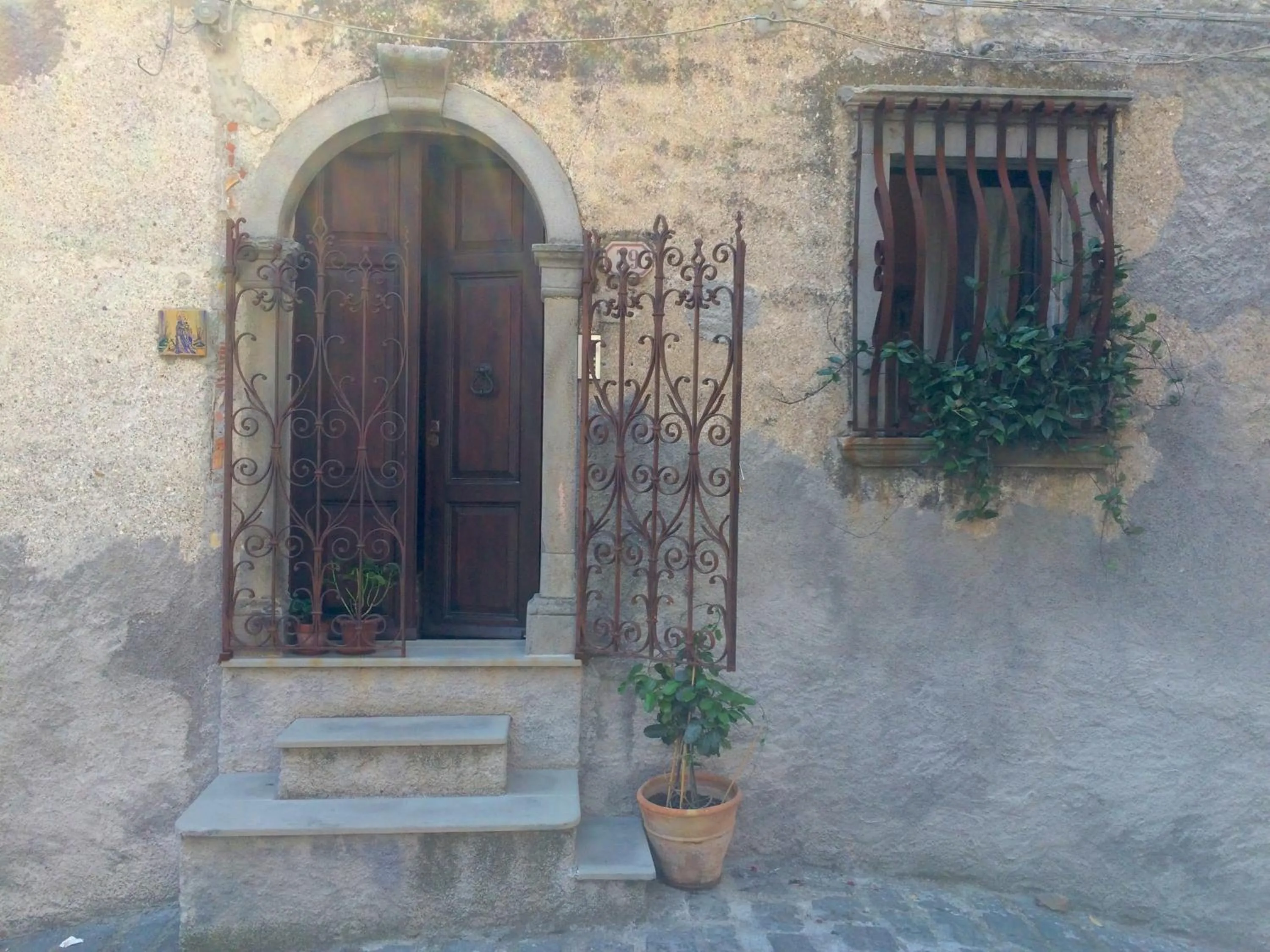 Facade/entrance in Palazzo Cutrufelli
