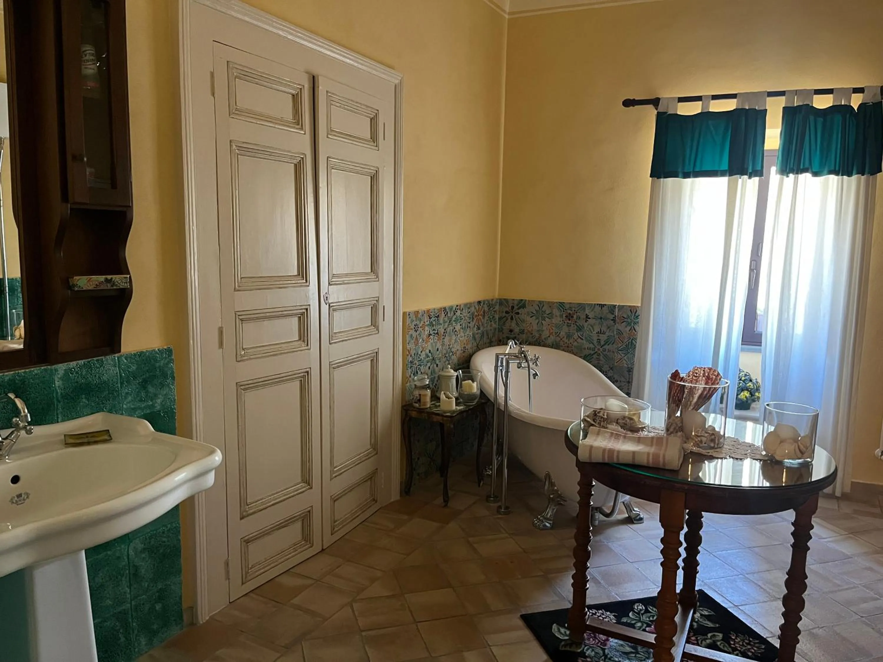 Bathroom in Palazzo Cutrufelli