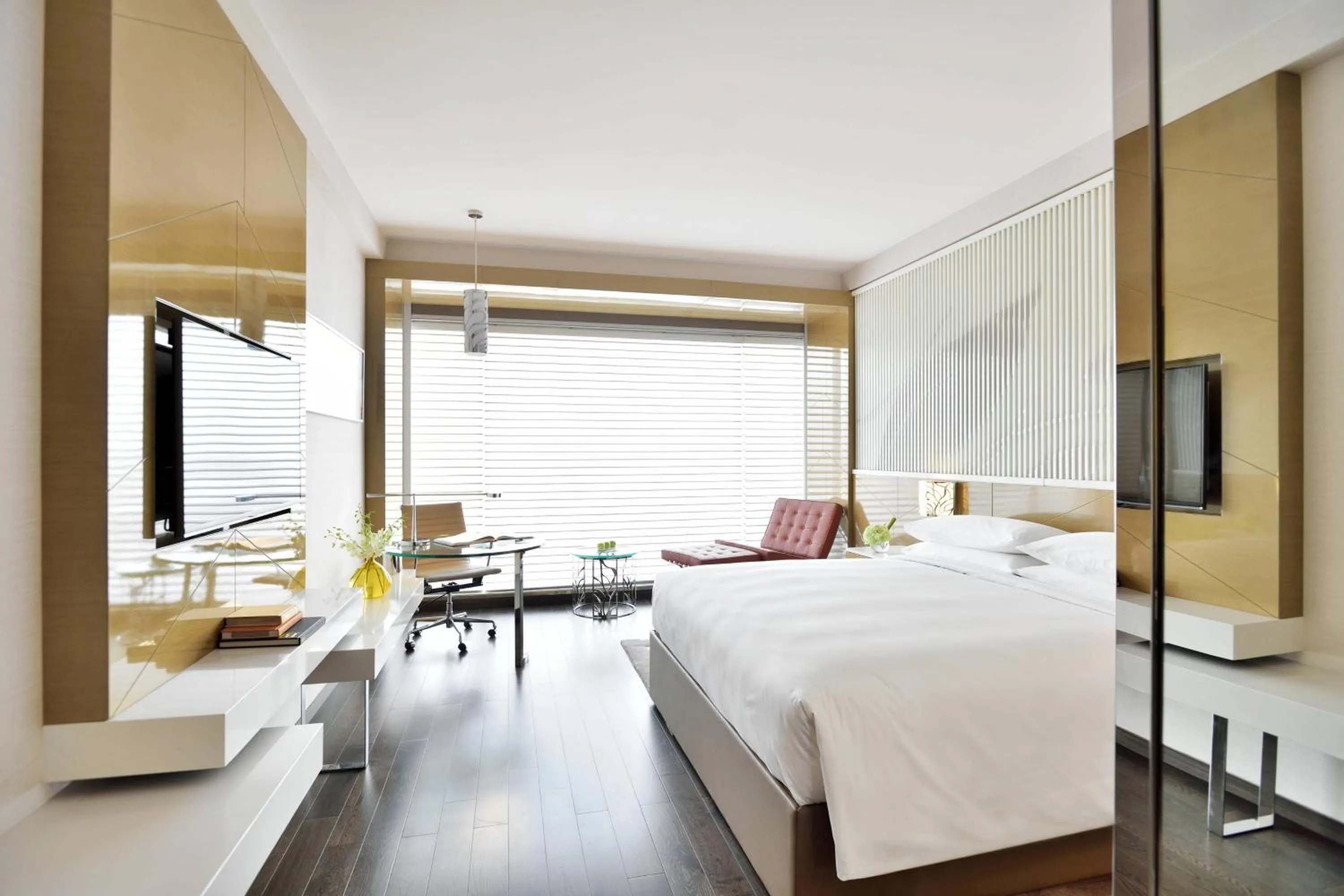 Photo of the whole room, Bed in Renaissance Lucknow Hotel, Gomti Nagar