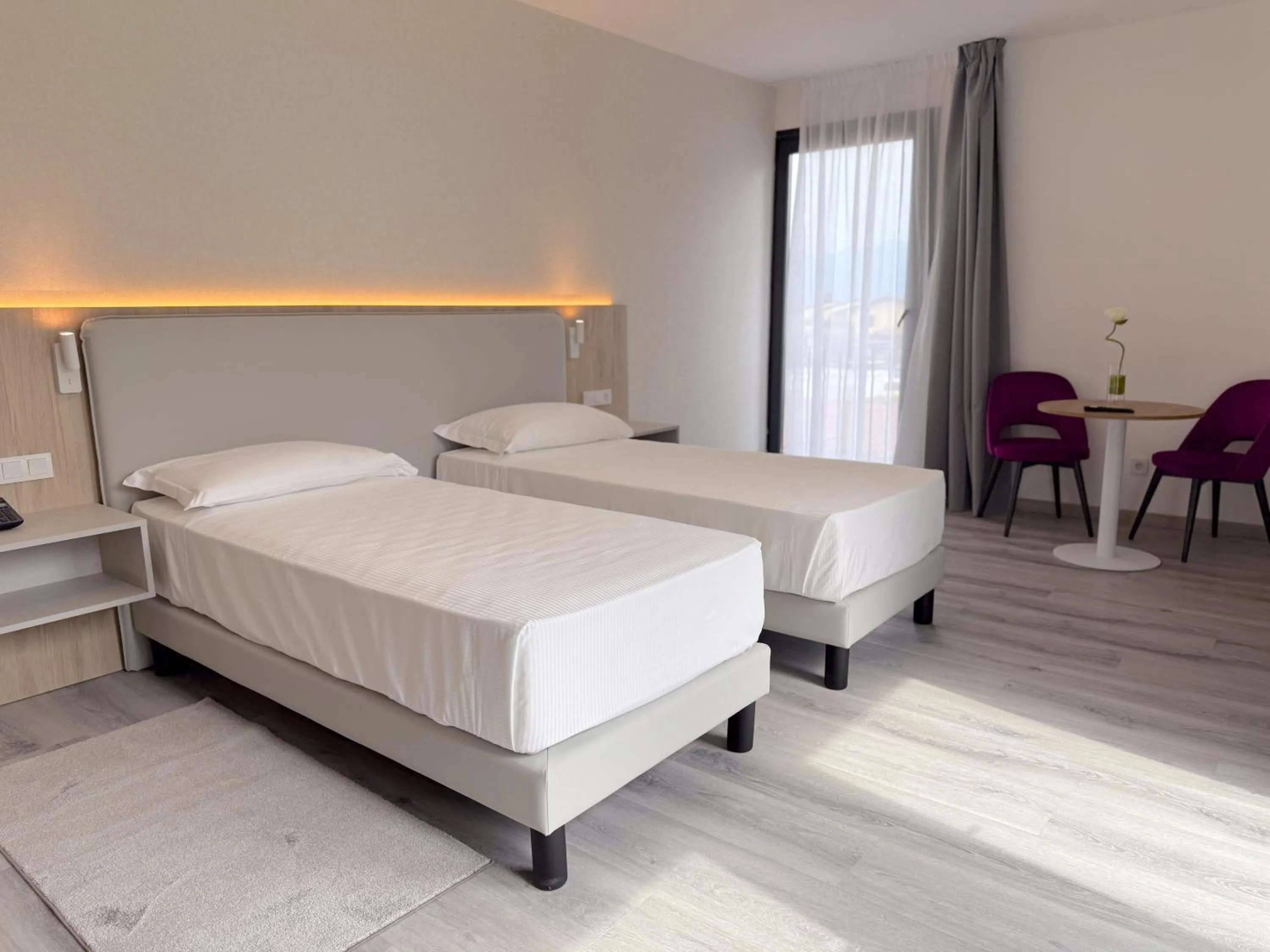 Bed in Lake & More Suite Hotel