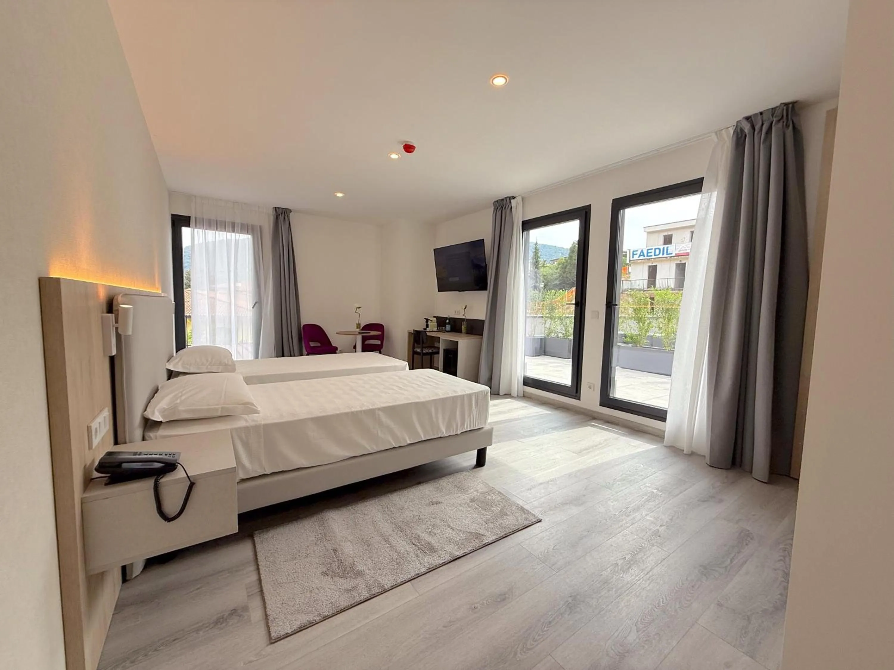 Bed in Lake & More Suite Hotel