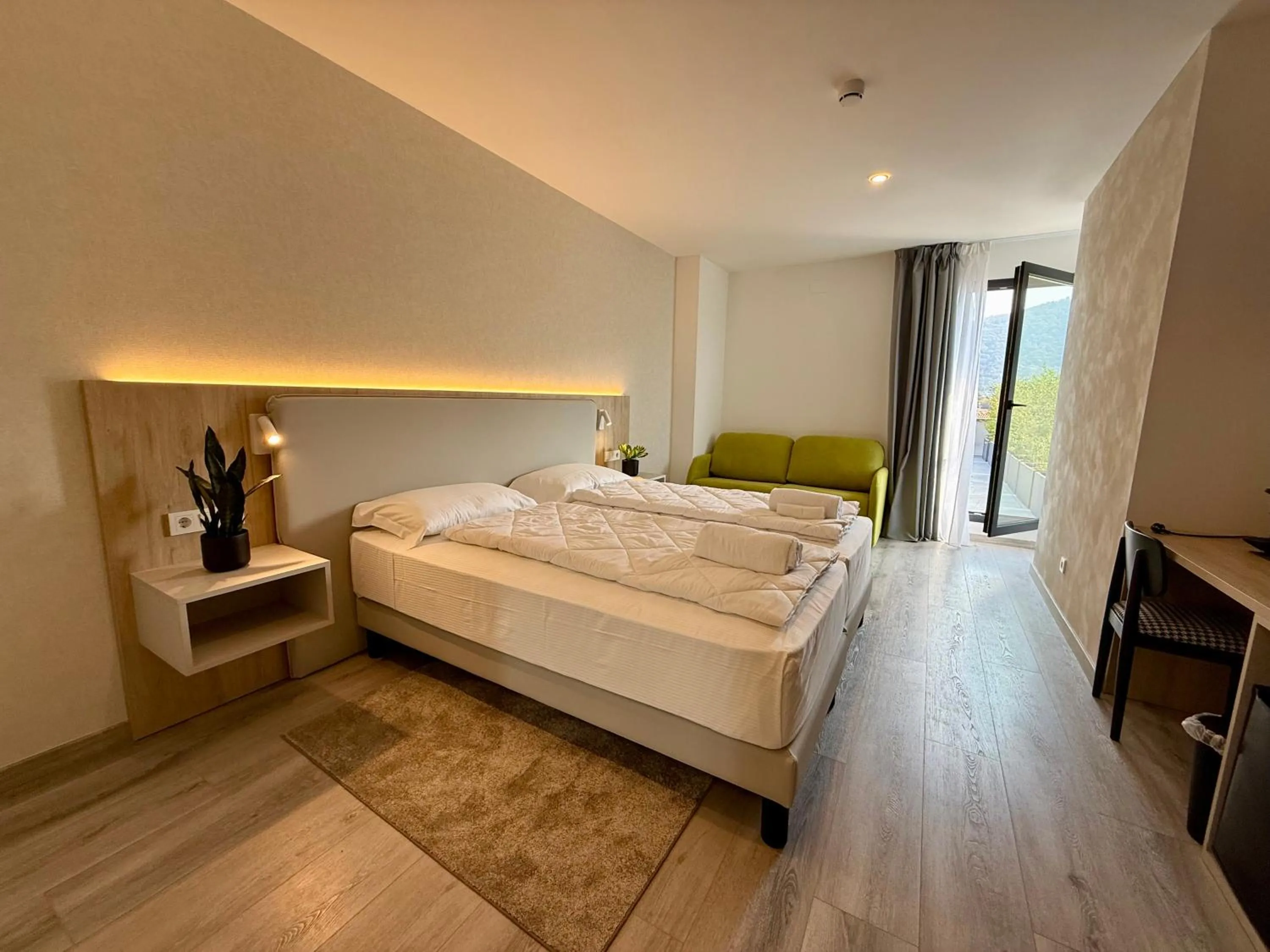 Bed in Lake & More Suite Hotel