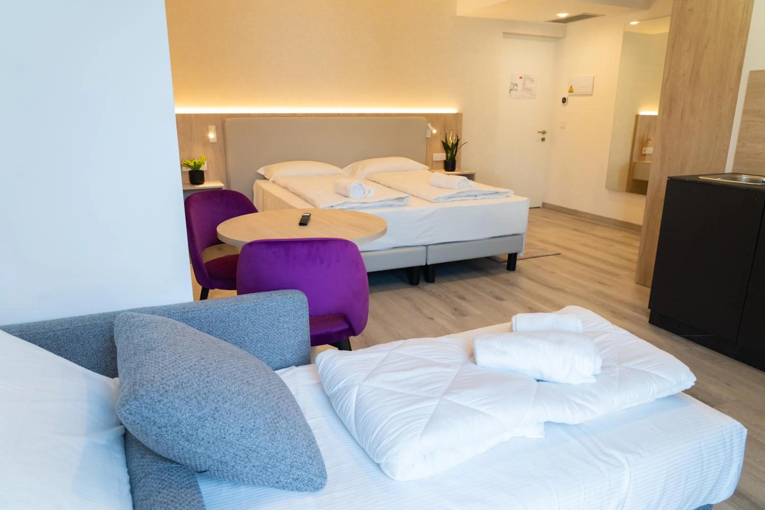 Bed in Lake & More Suite Hotel