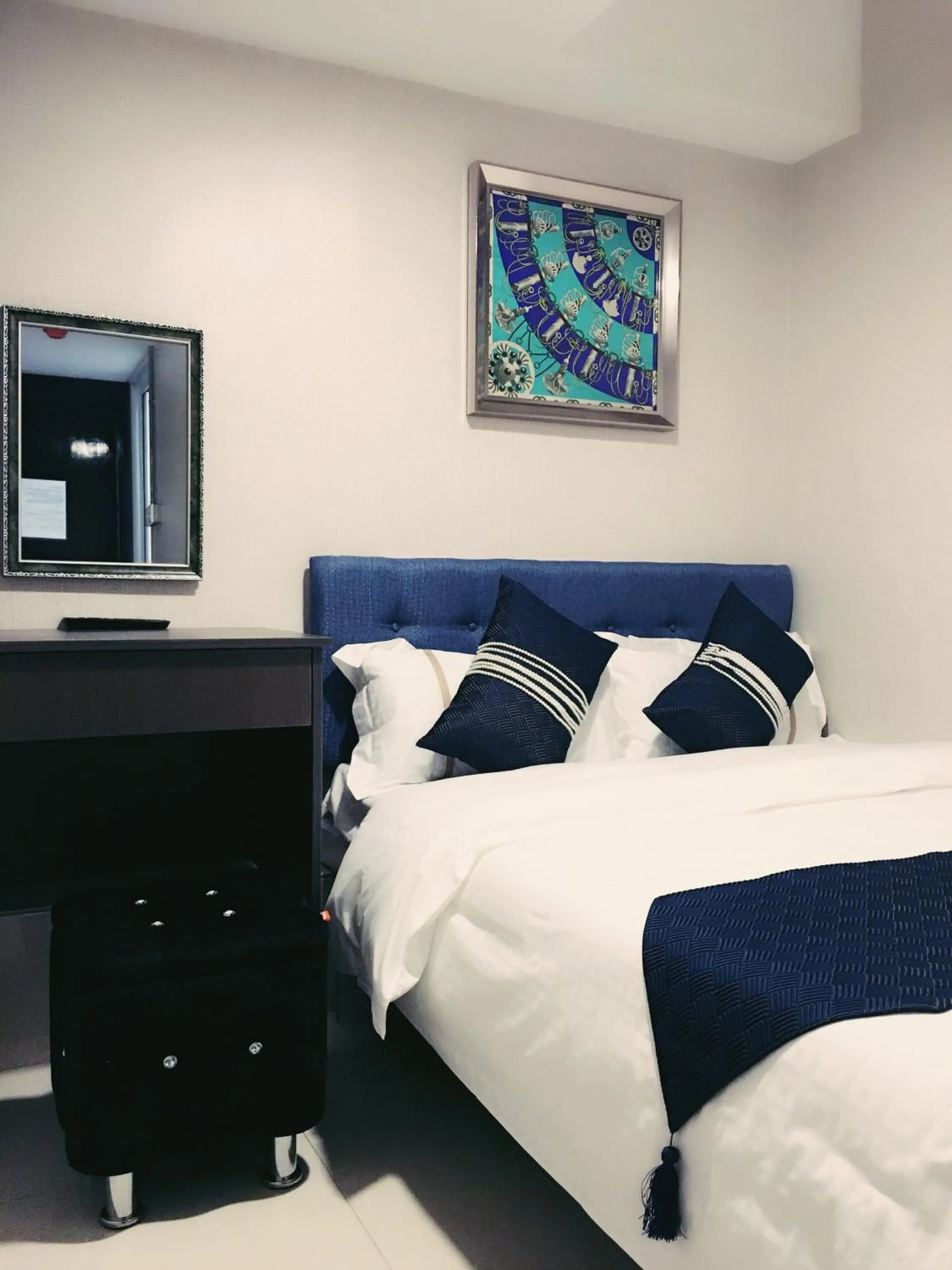 Bedroom, Bed in Seasons Hotel