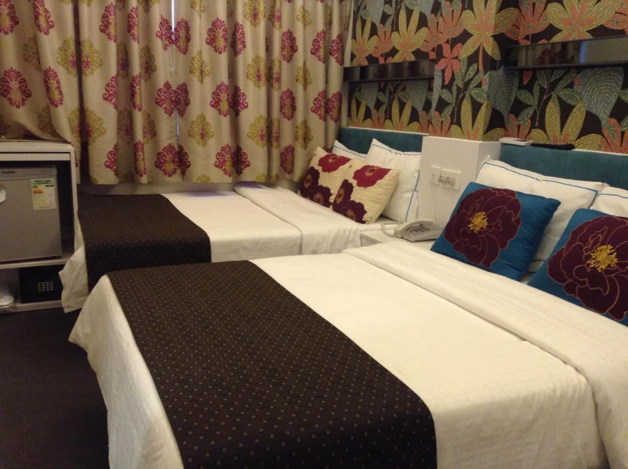 Bedroom, Bed in Seasons Hotel