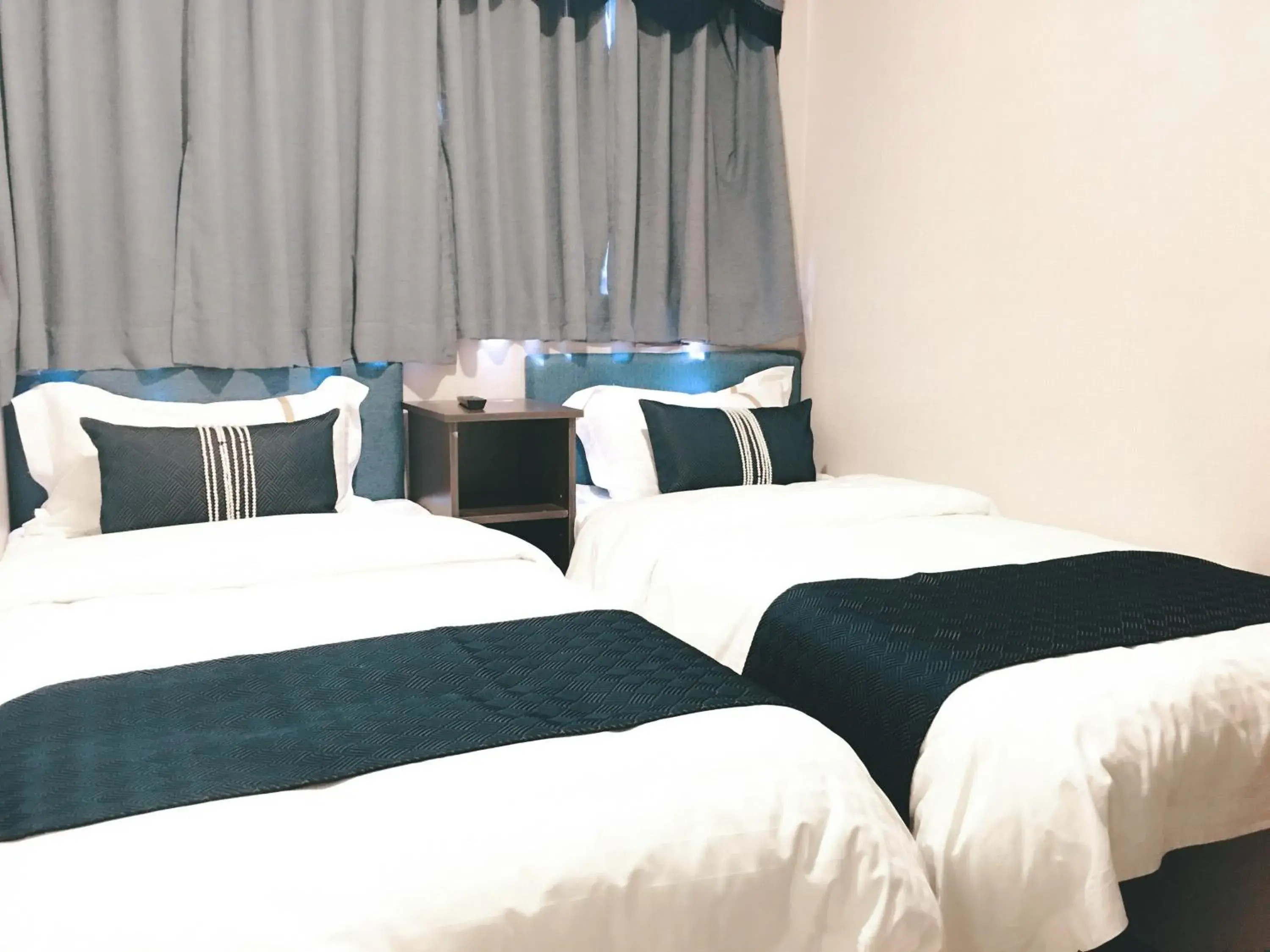 Bedroom, Bed in Seasons Hotel Bedroom, Bed in Seasons Hotel