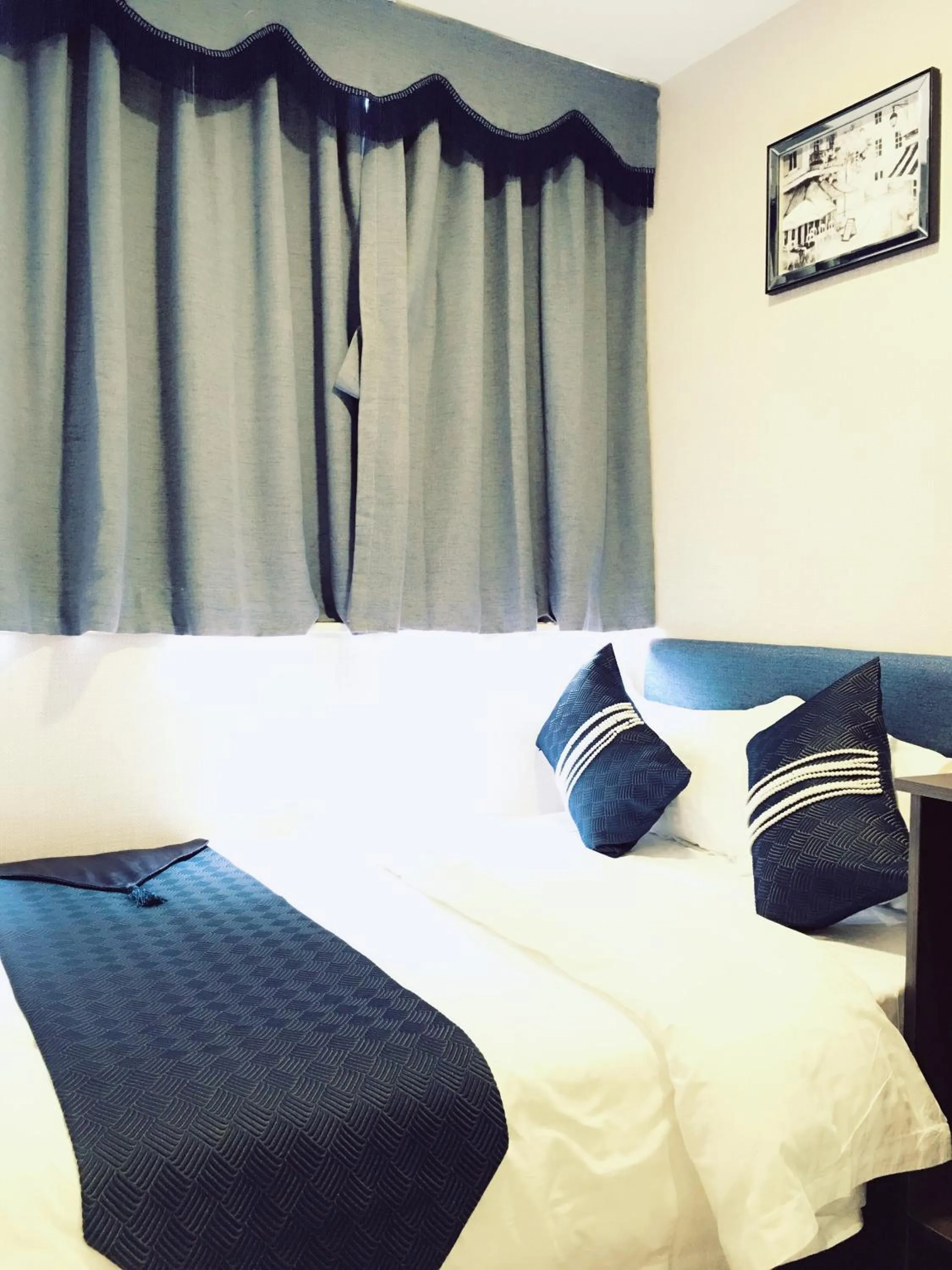 Bedroom, Bed in Seasons Hotel