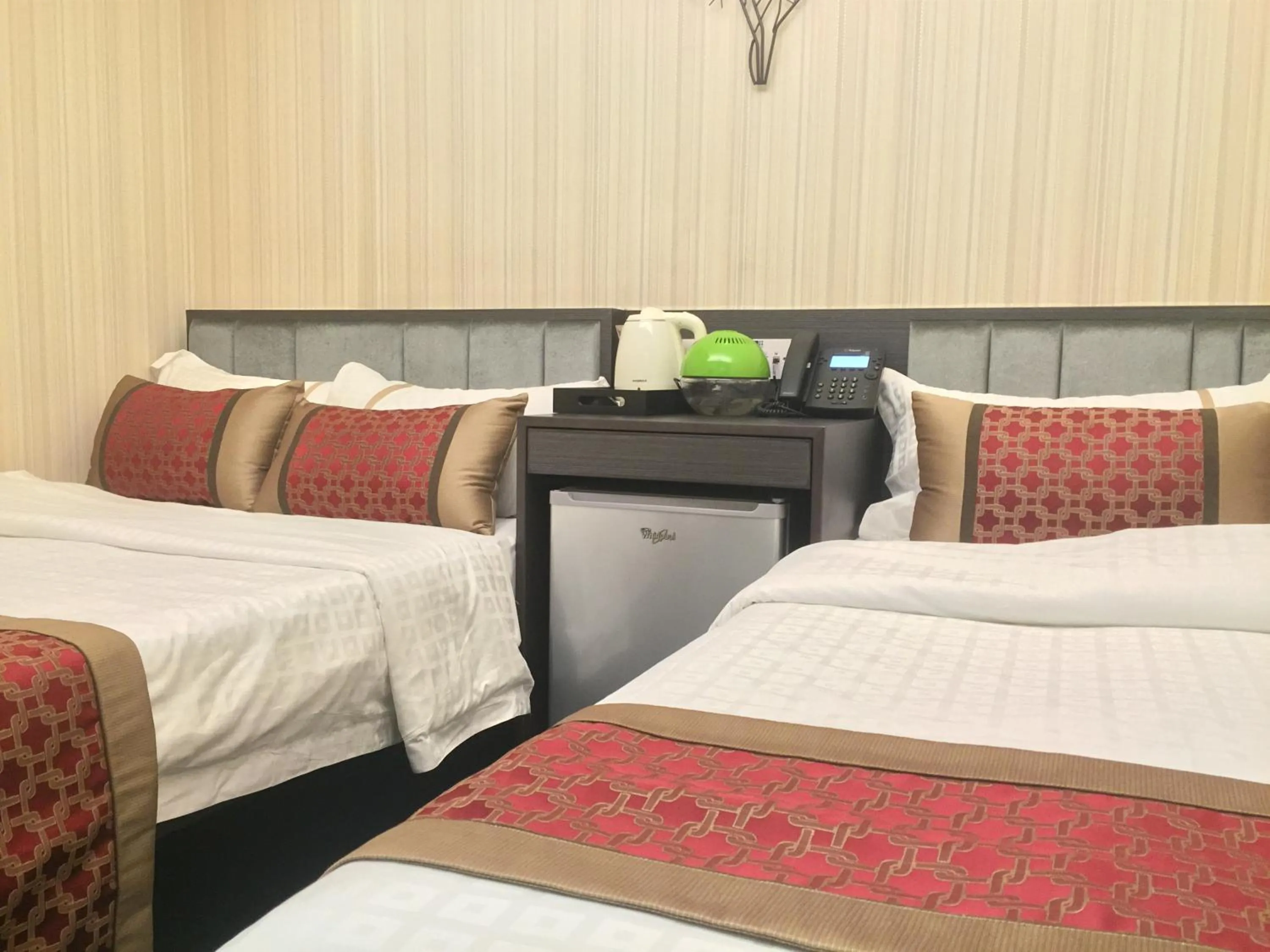 Bedroom, Bed in Seasons Hotel