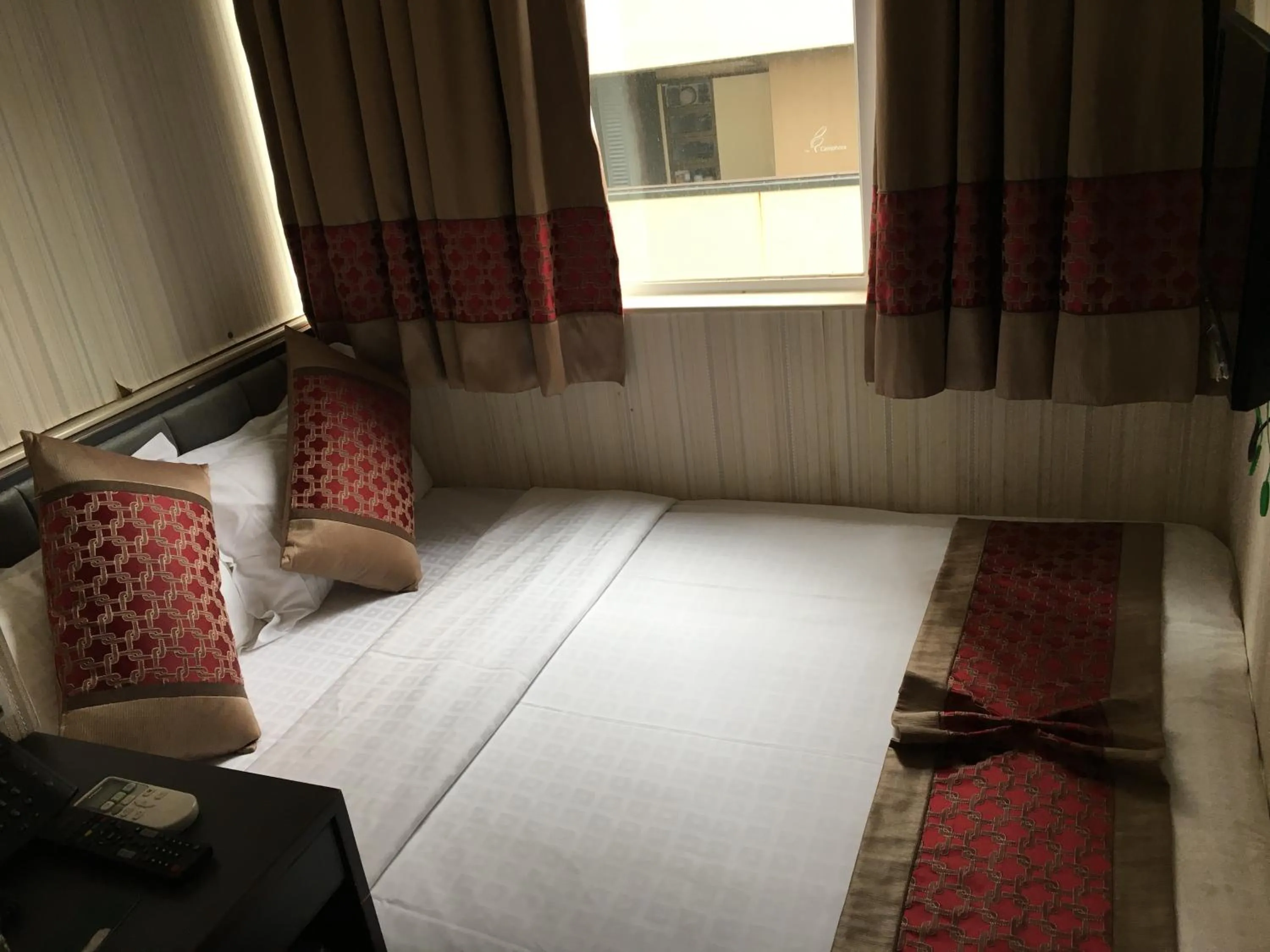 Photo of the whole room, Bed in Seasons Hotel