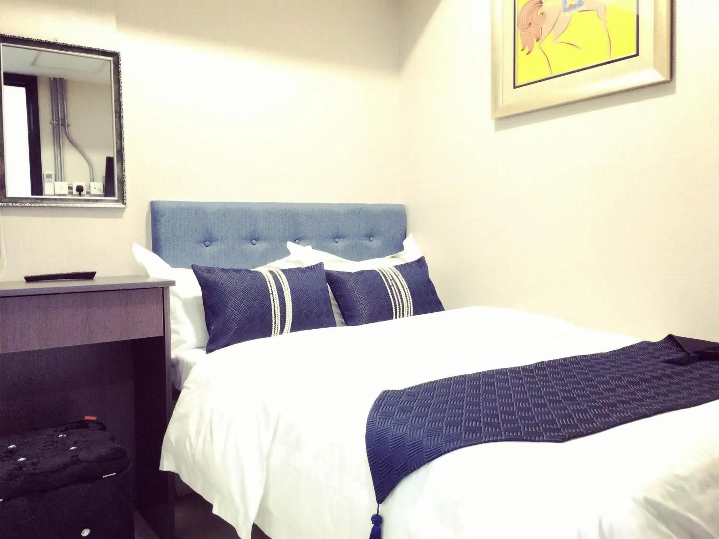 Bedroom, Bed in Seasons Hotel Bedroom, Bed in Seasons Hotel