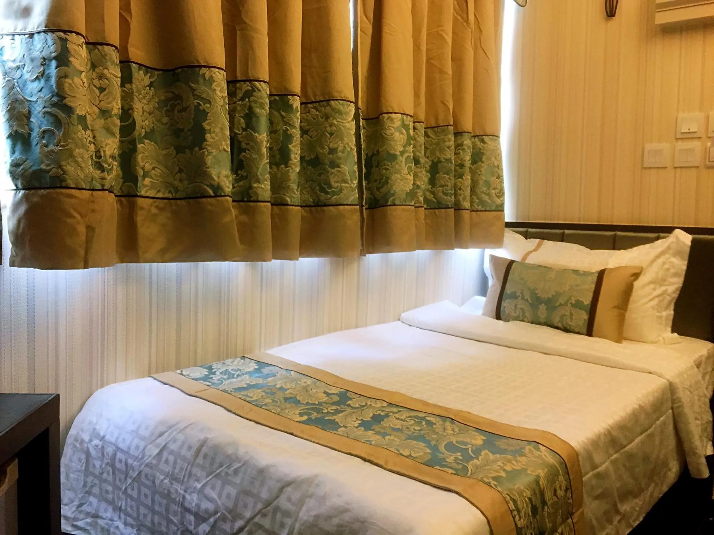 Bedroom, Bed in Seasons Hotel