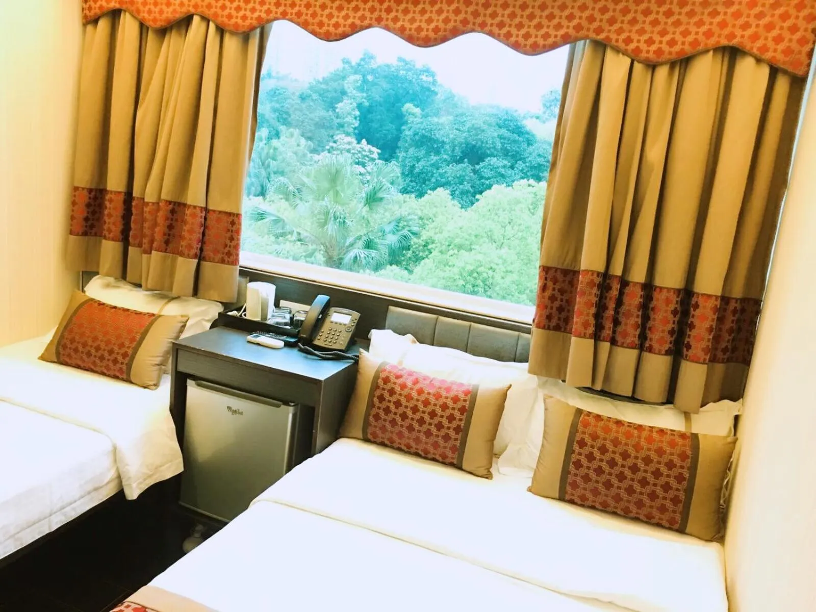 Bedroom, Bed in Seasons Hotel