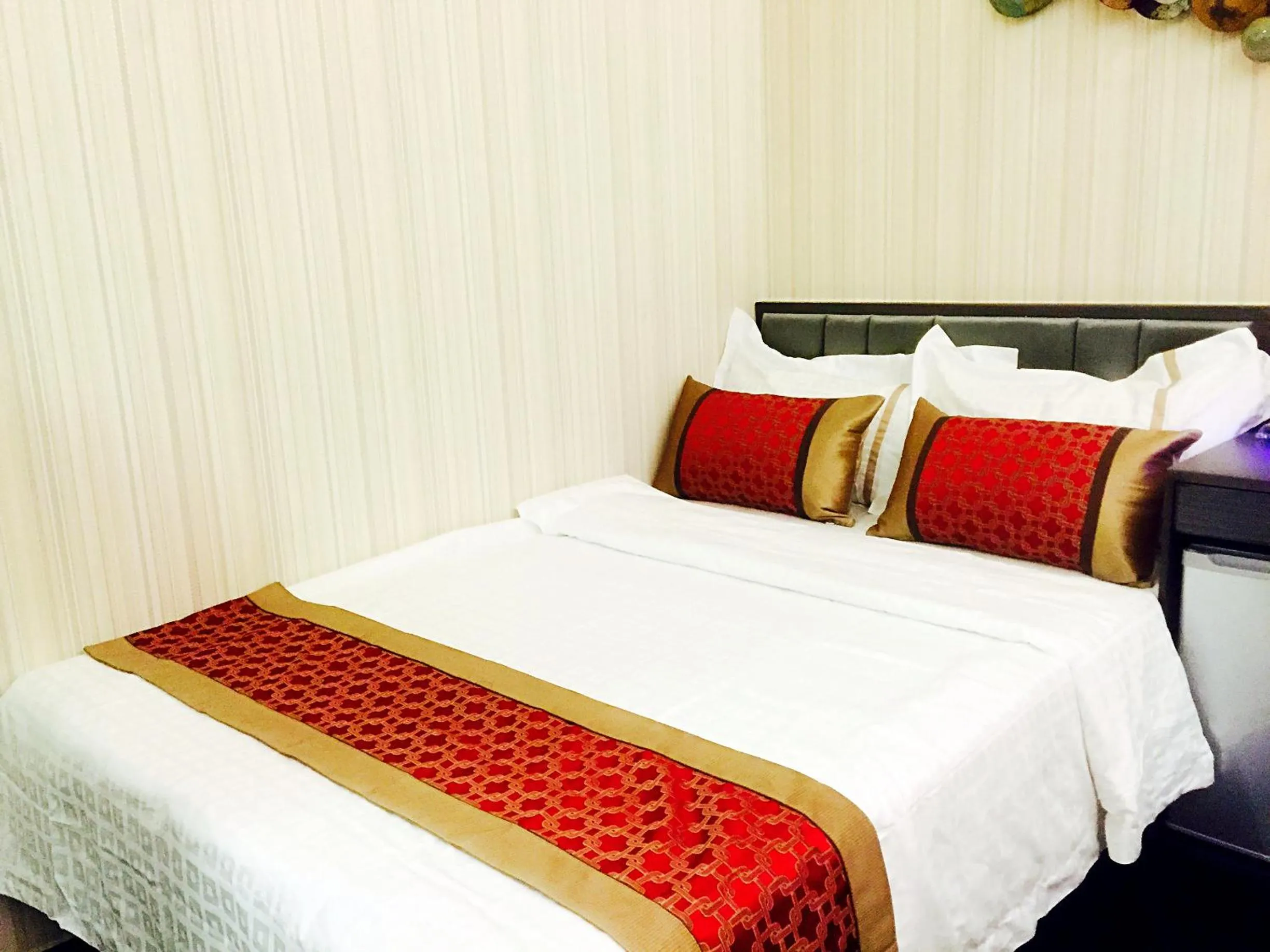 Bedroom, Bed in Seasons Hotel