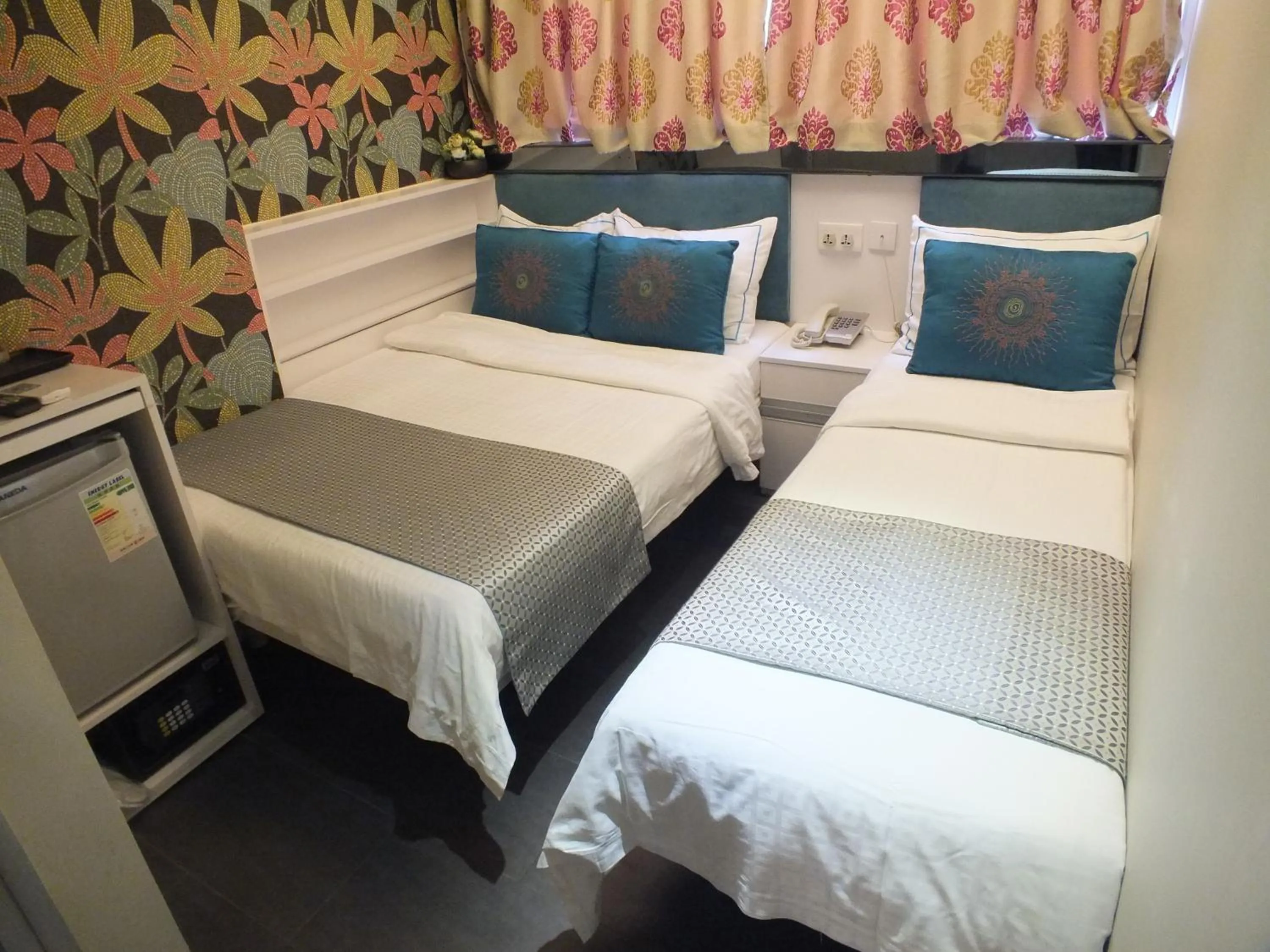 Property logo or sign, Bed in Seasons Hotel