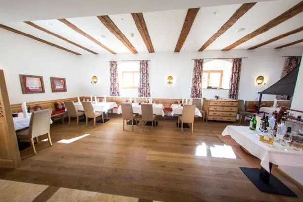 Restaurant/places to eat in Hotel Schloss Leitheim